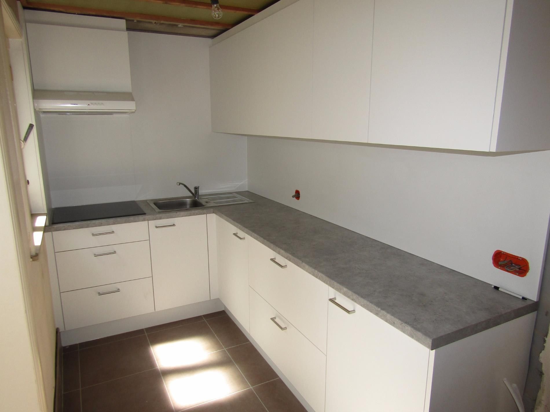 Stadswoning met 3 slpk en tuintje te koop op zeer goede locatiein Kortrijk. foto 8