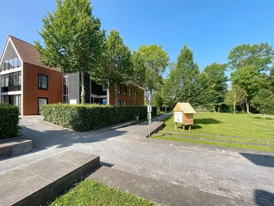 Lichtrijk gelijkvloers appartement in hartje Oostnieuwkerke foto {{pictureIndex}}