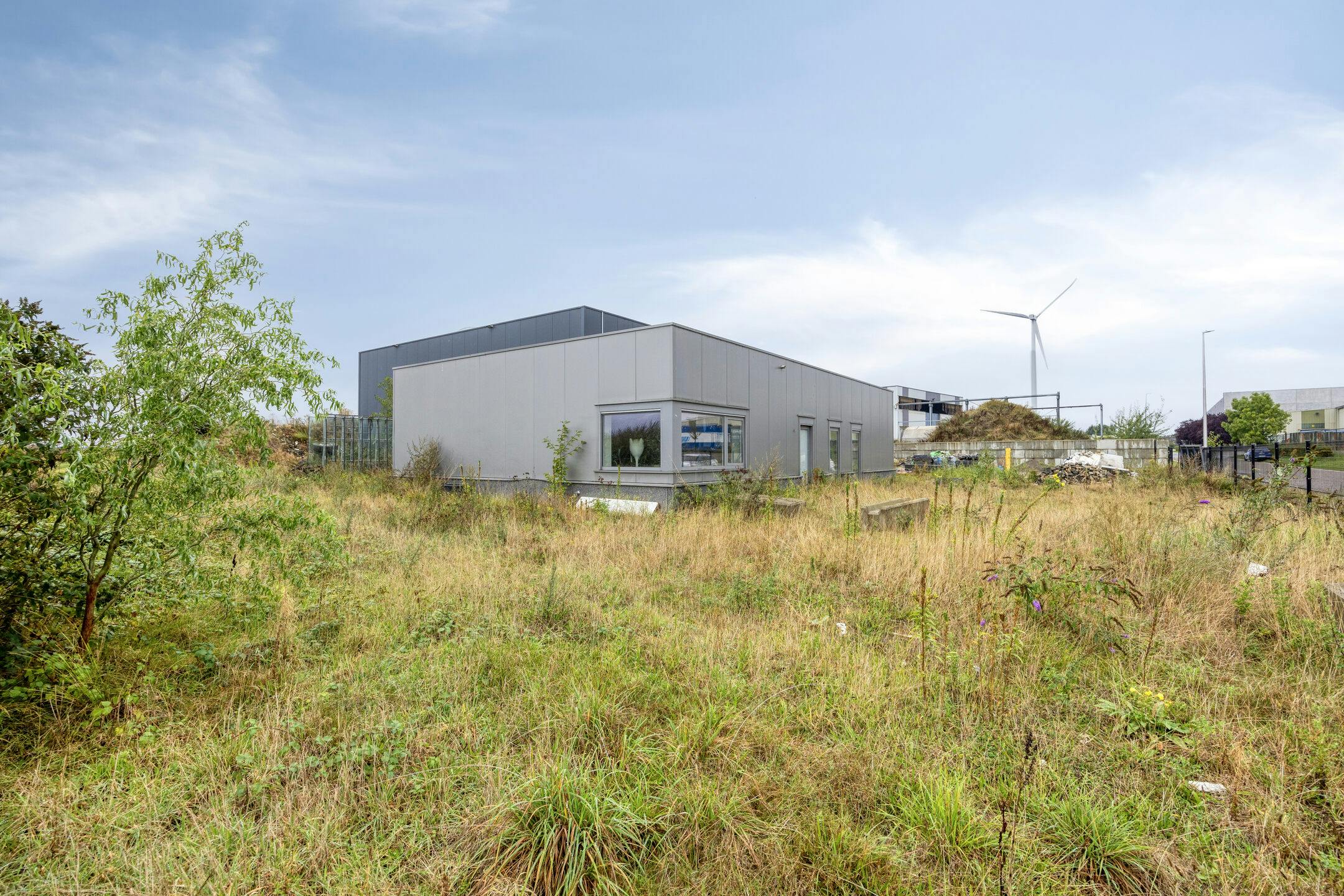 Unieke Combinatie: loods met casco woning te koop op Europark.  foto 7