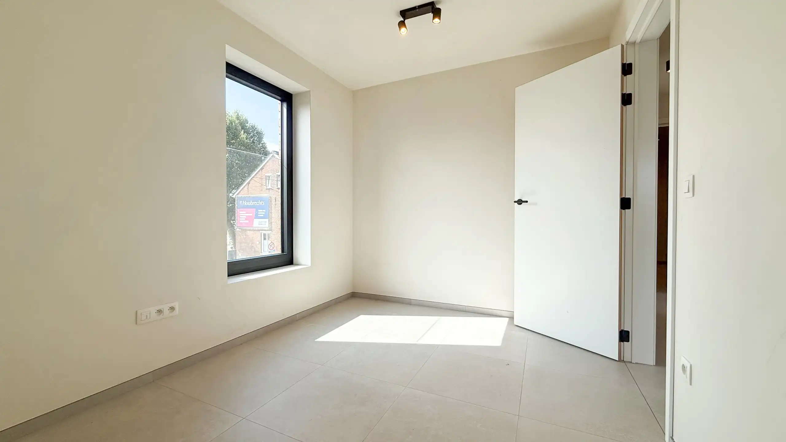 Kwalitatief afgewerkte nieuwbouwwoning op centrale ligging! foto 25