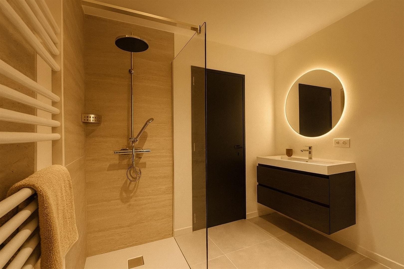 Ruime, stijlvol gerenoveerde woning met garage en oprit foto 14