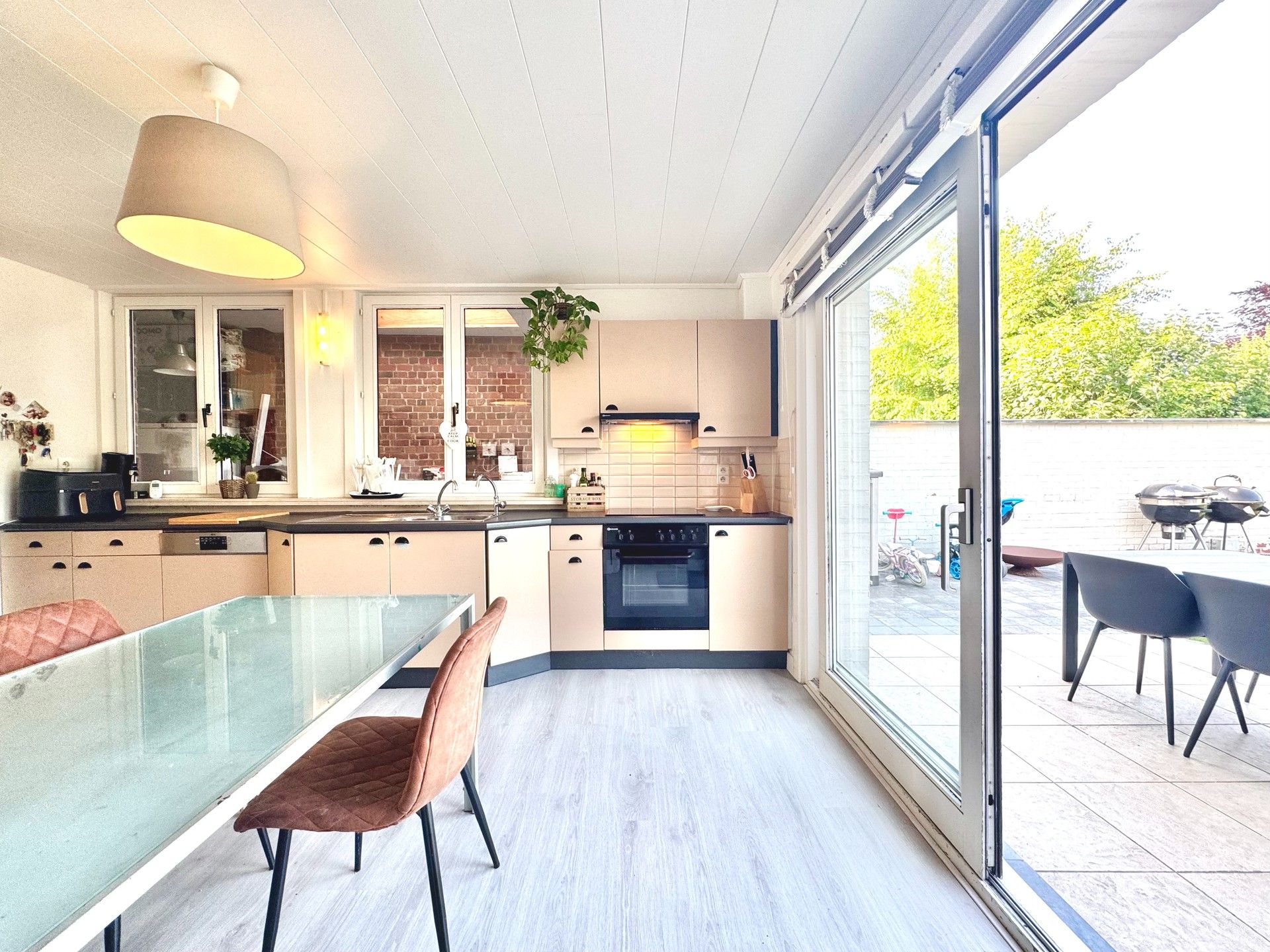 WONING MET 4 KAMERS - TUIN - GROTE CARPORT & UITWEG ACHTERAAN - 433 M² foto 13