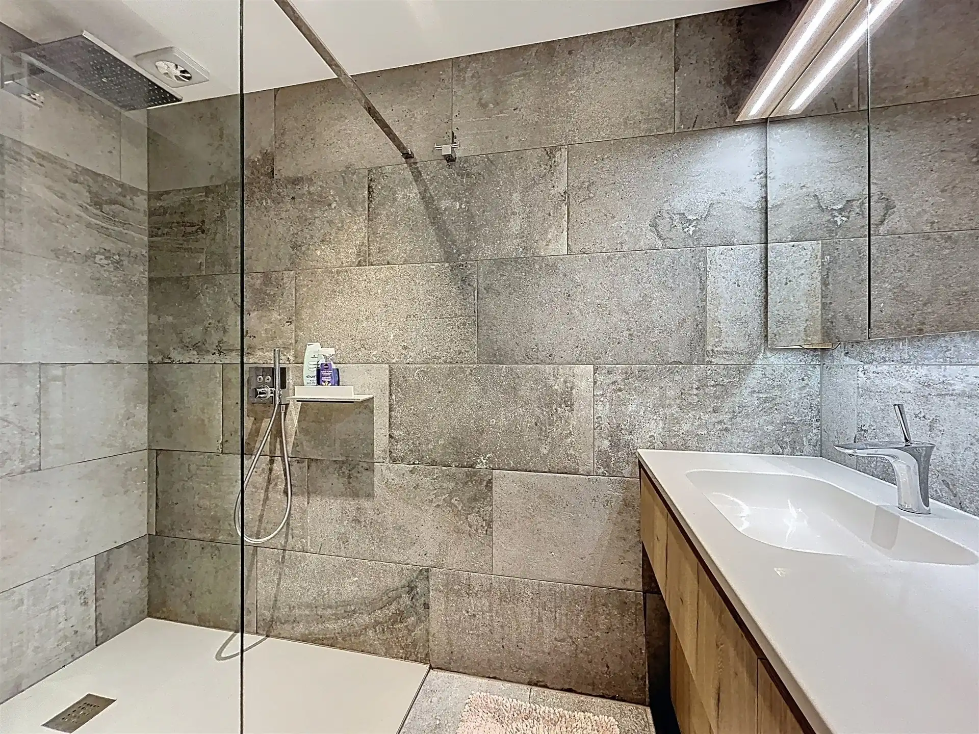 Moderne gezinswoning met 3 ruime slaapkamers en inpandige garage! foto 11
