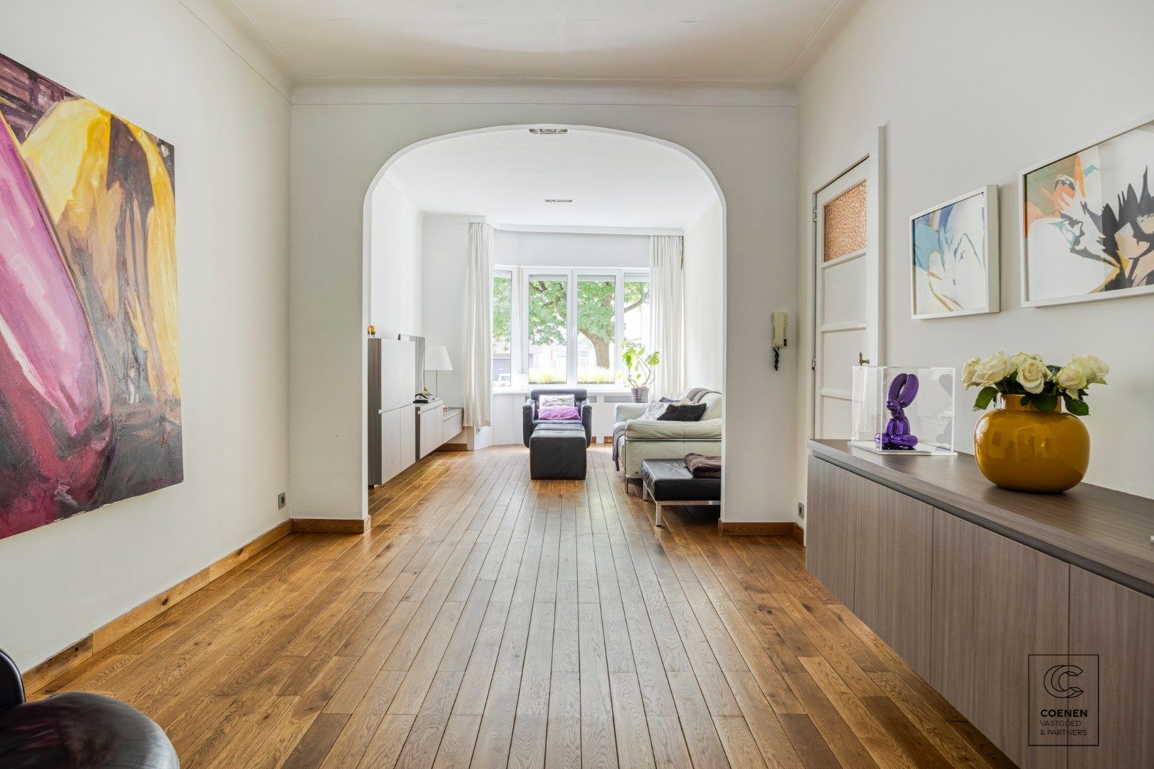 Instapklaar herenhuis van 241 m² met drie slaapkamers, gelegen in Mortsel! foto {{pictureIndex}}