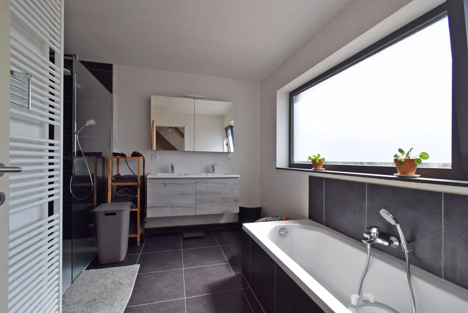 RECENTE RIJWONING MET GARAGE VOORZIEN VAN  ALLE COMFORT foto 8