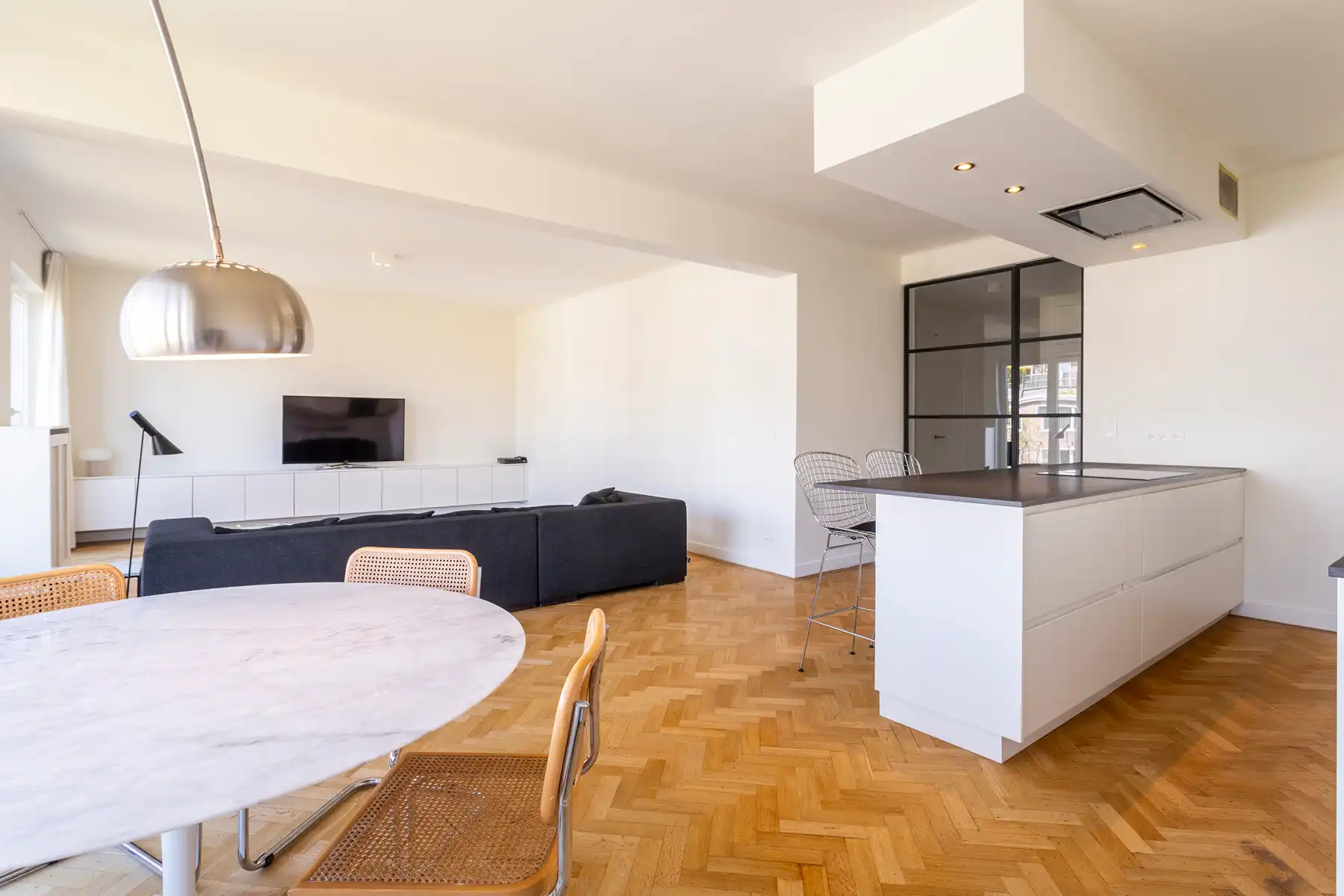 Ruim en lichtrijk appartement met terras op toplocatie! foto 4