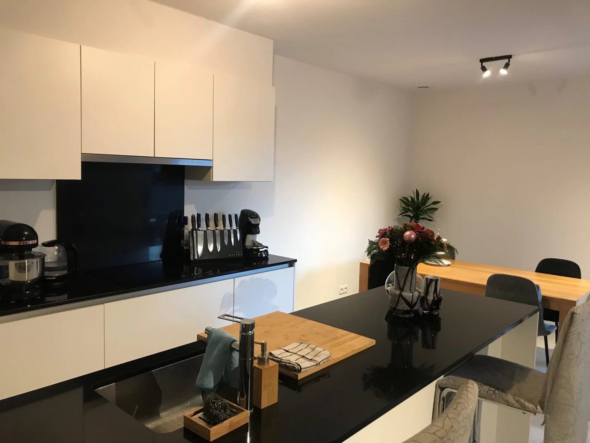 Gelijkvloers appartement met 2 slaapkamers en overdekt terras foto {{pictureIndex}}