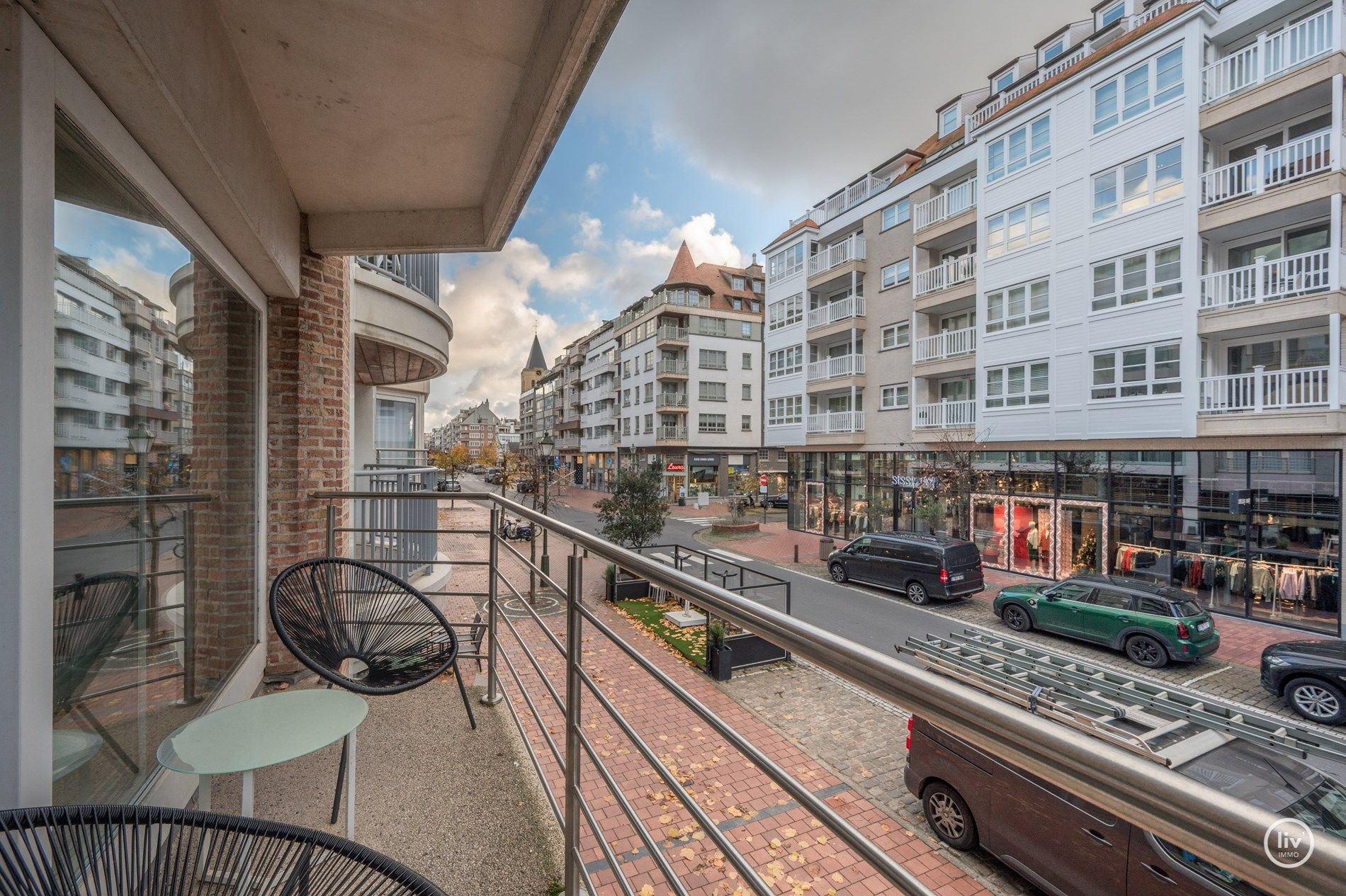 Hedendaags en zonnig appartement met 2 slaapkamers en een tijdloze inrichting, gelegen op de Dumortierlaan, op wandelafstand van de zee. foto 7