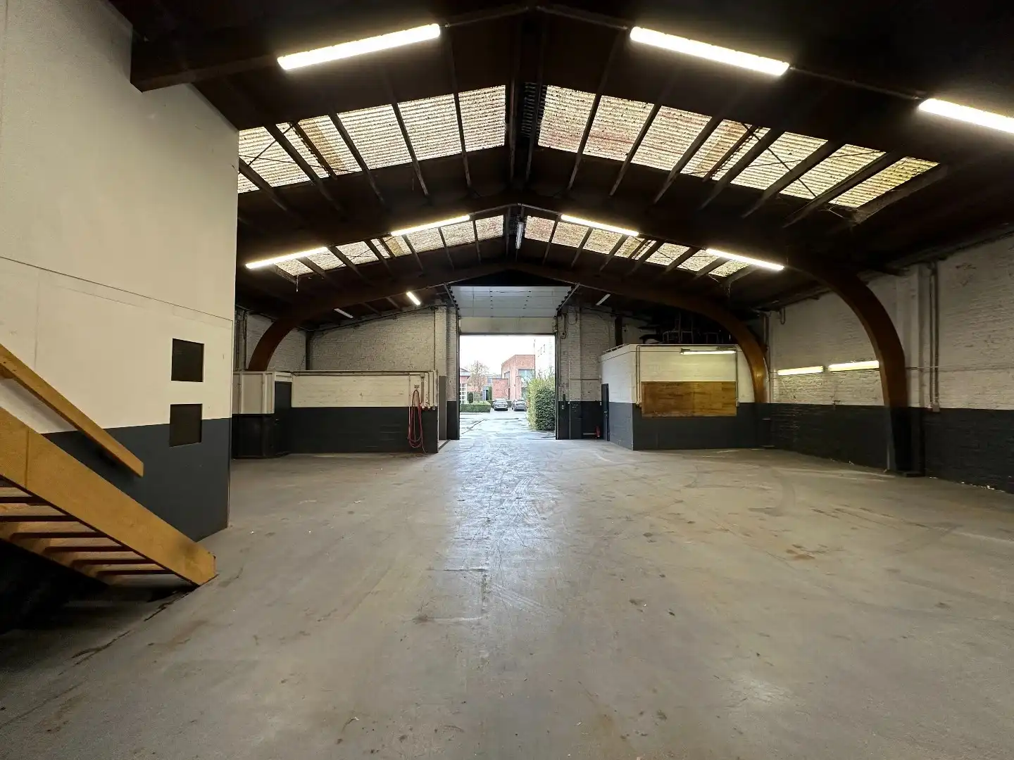 Magazijn met kantoor te huur in centrum Heule. foto 9