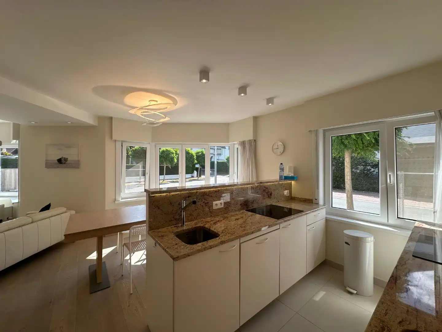 Ruim 3-slaapkamerappartement te huur in het hart van Knokke foto 5