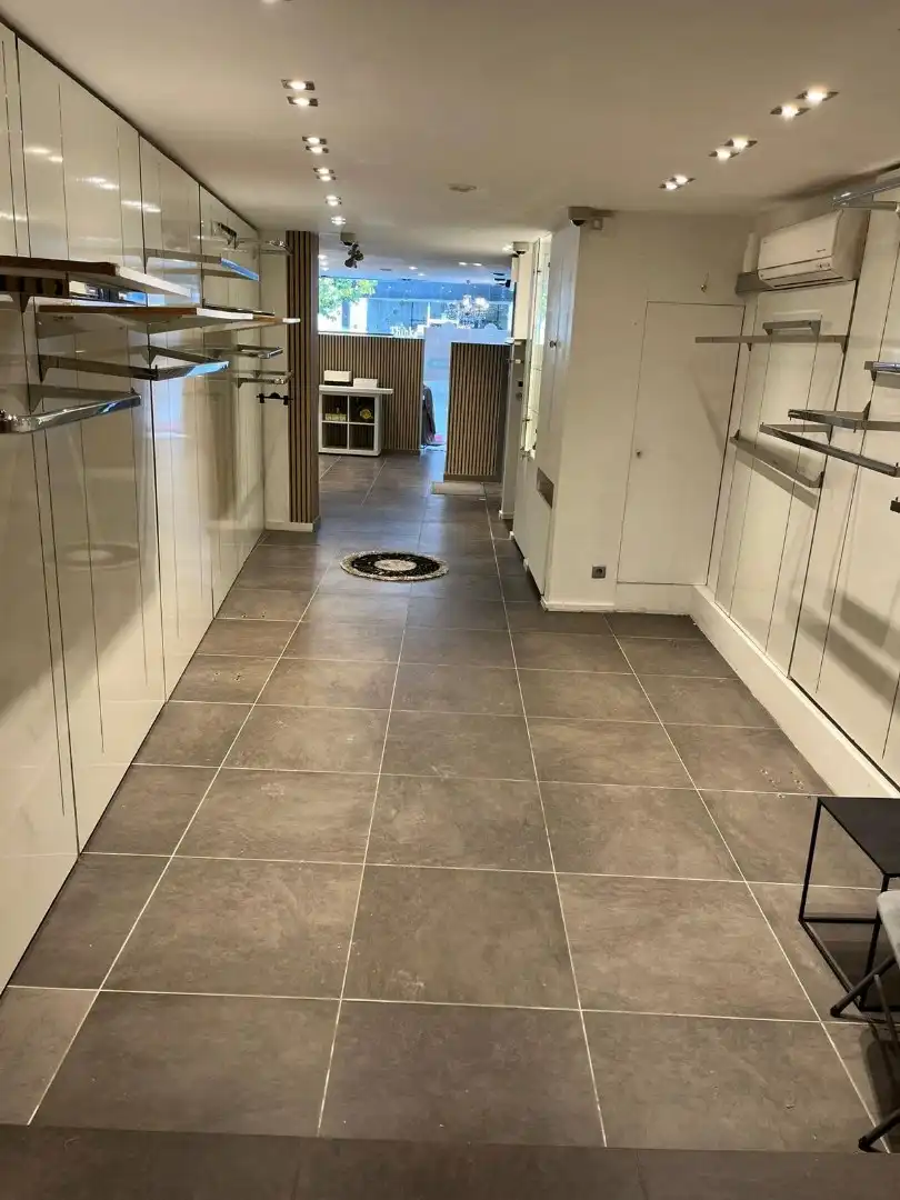 Een commercieel gelijkvloers van +-90,00m² foto 2