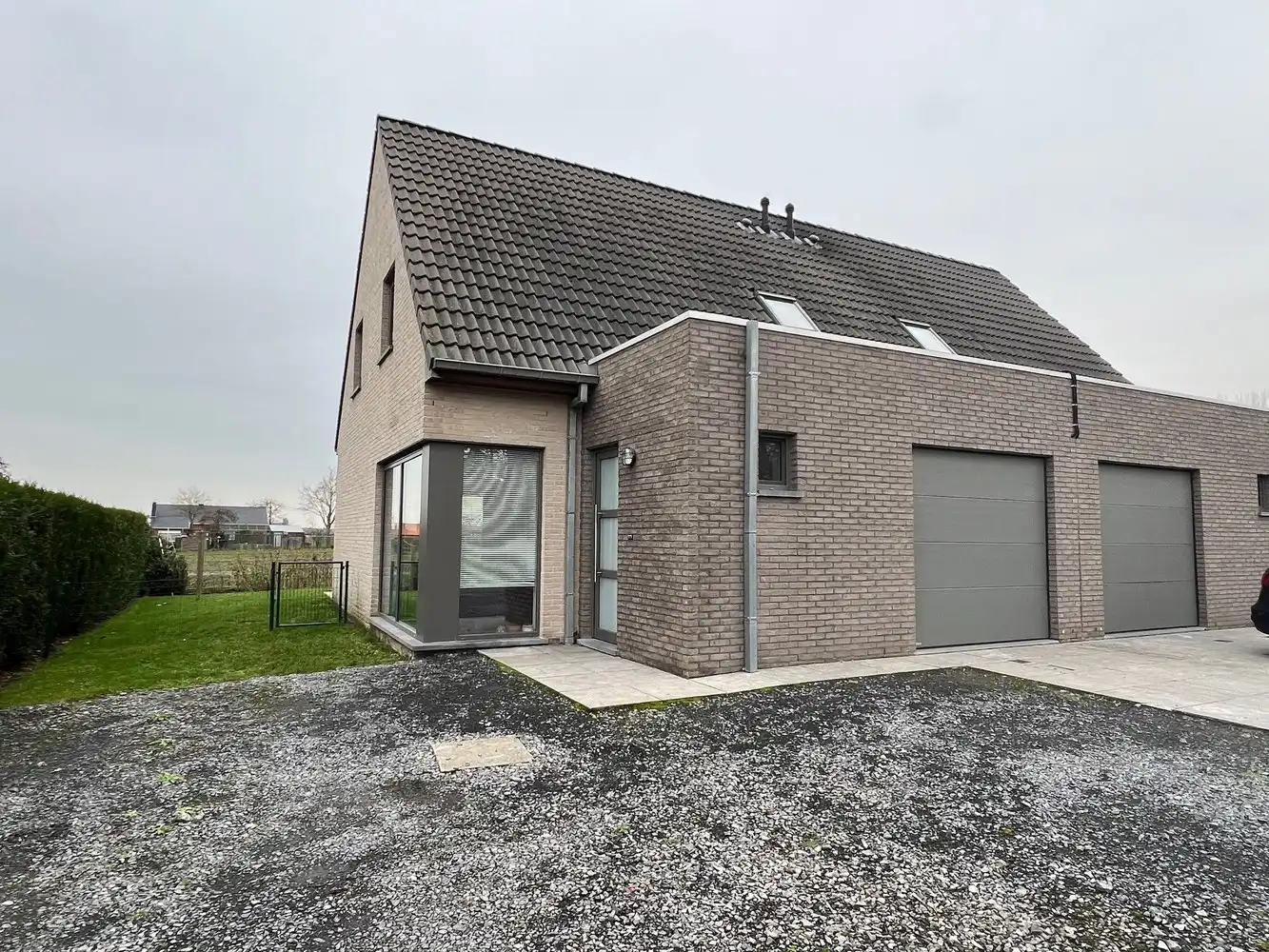 Rustig gelegen woning met 3 slaapkamers en garage foto {{pictureIndex}}
