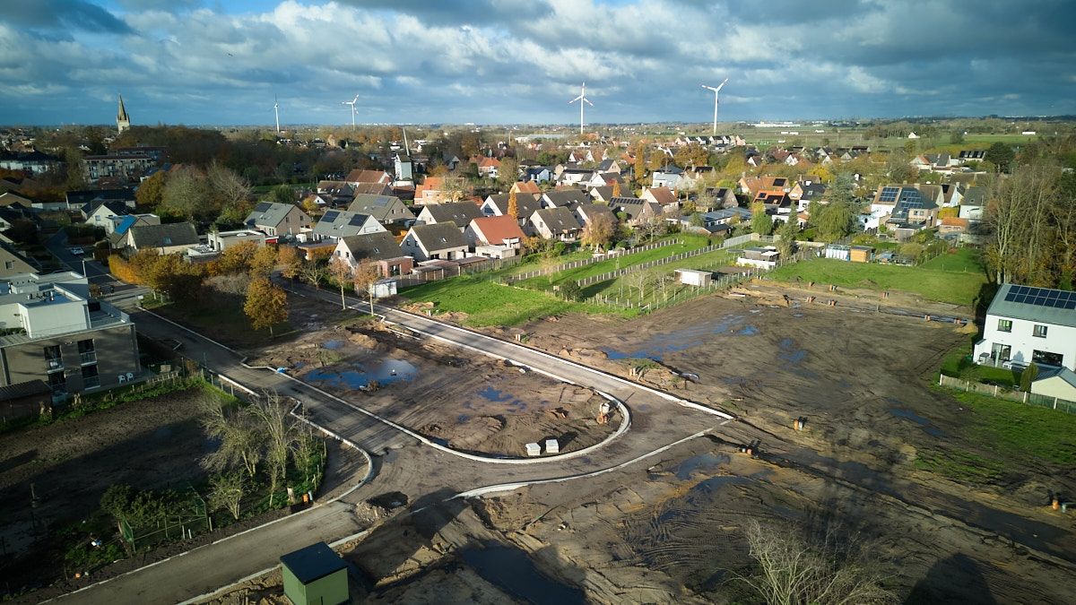 Nieuwe bouwgronden voor open bebouwing dicht bij het centrum foto {{pictureIndex}}