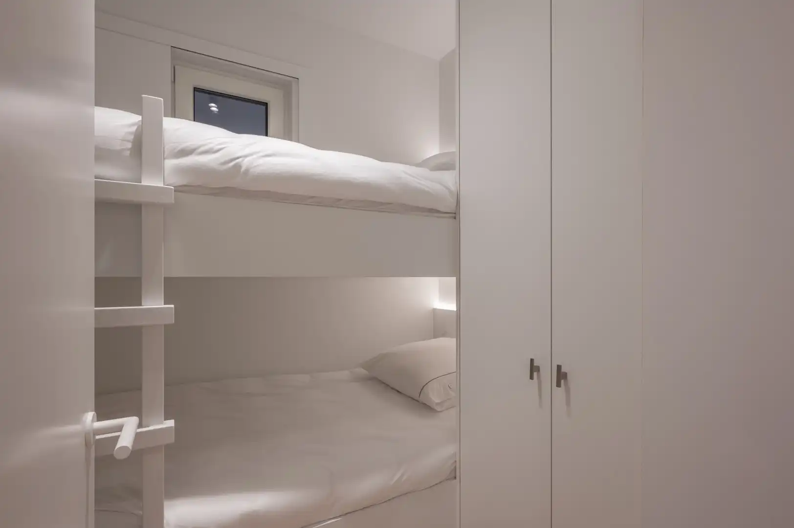 Instapklaar 3-slaapkamer appartement met terras nabij de Zeedijk. foto 23