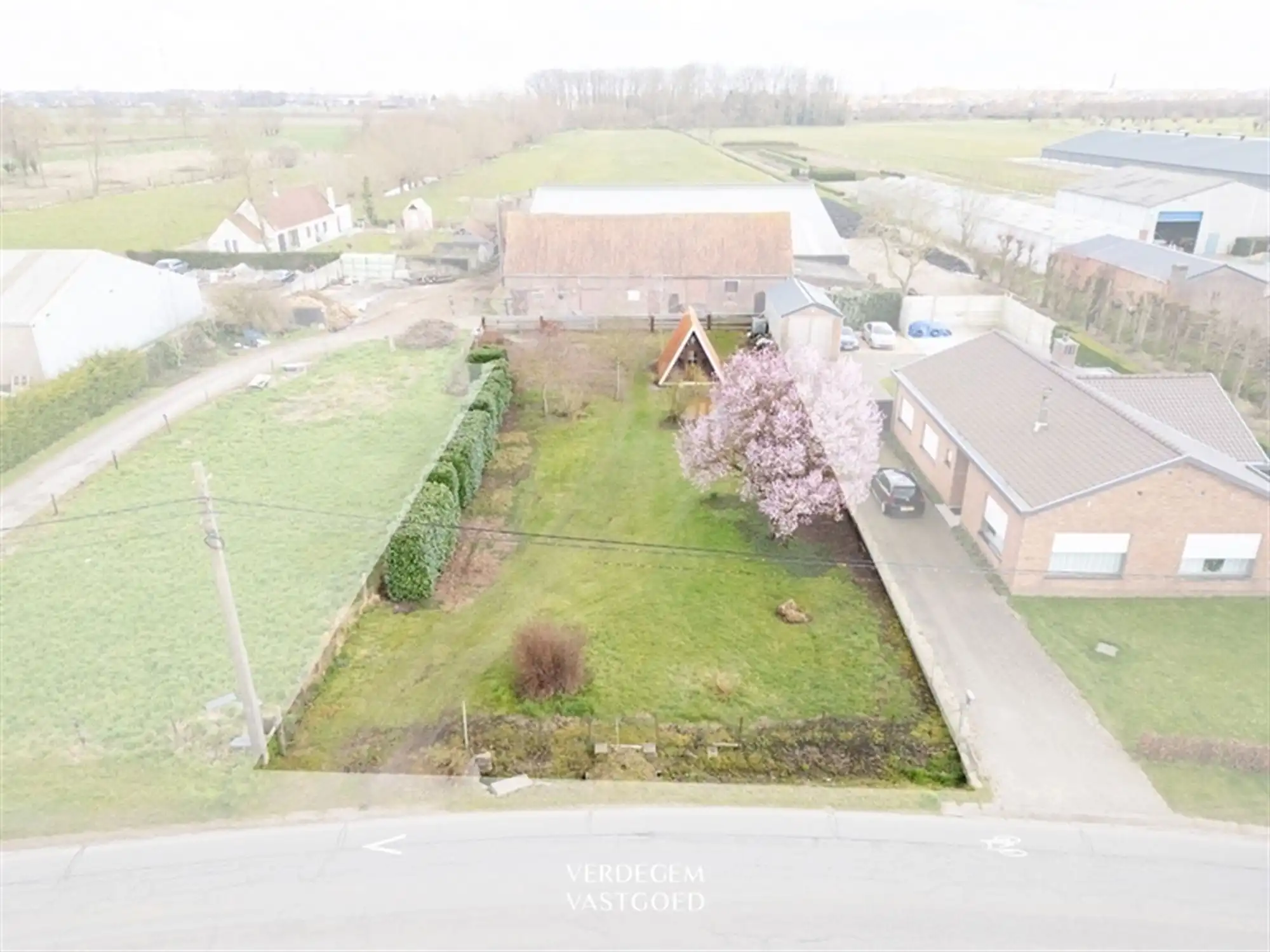 Mooi perceel bouwgrond van 908m² voor open bebouwing foto {{pictureIndex}}