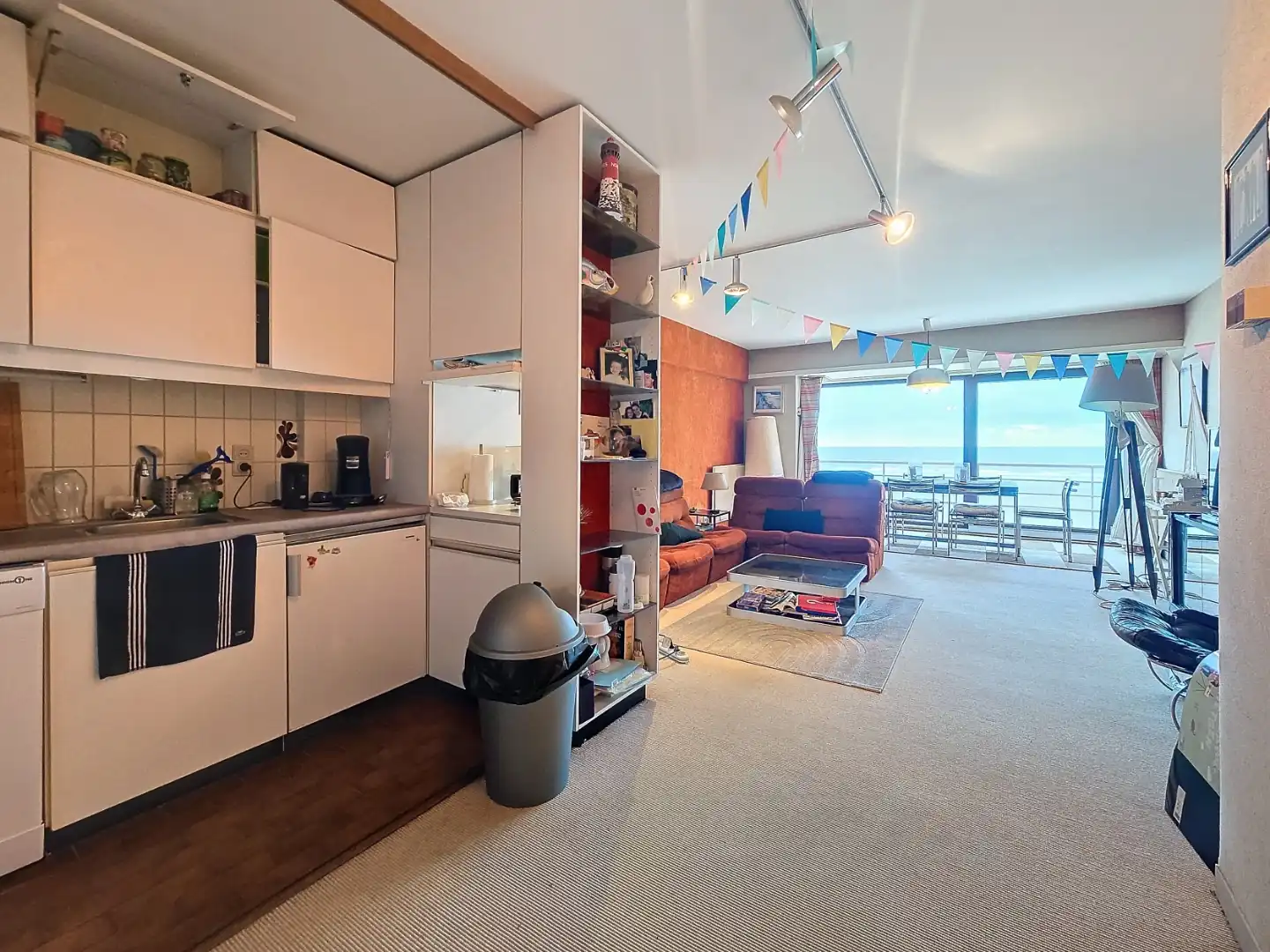 Op te knappen appartement met frontaal zeezicht  te Nieuwpoort foto 5