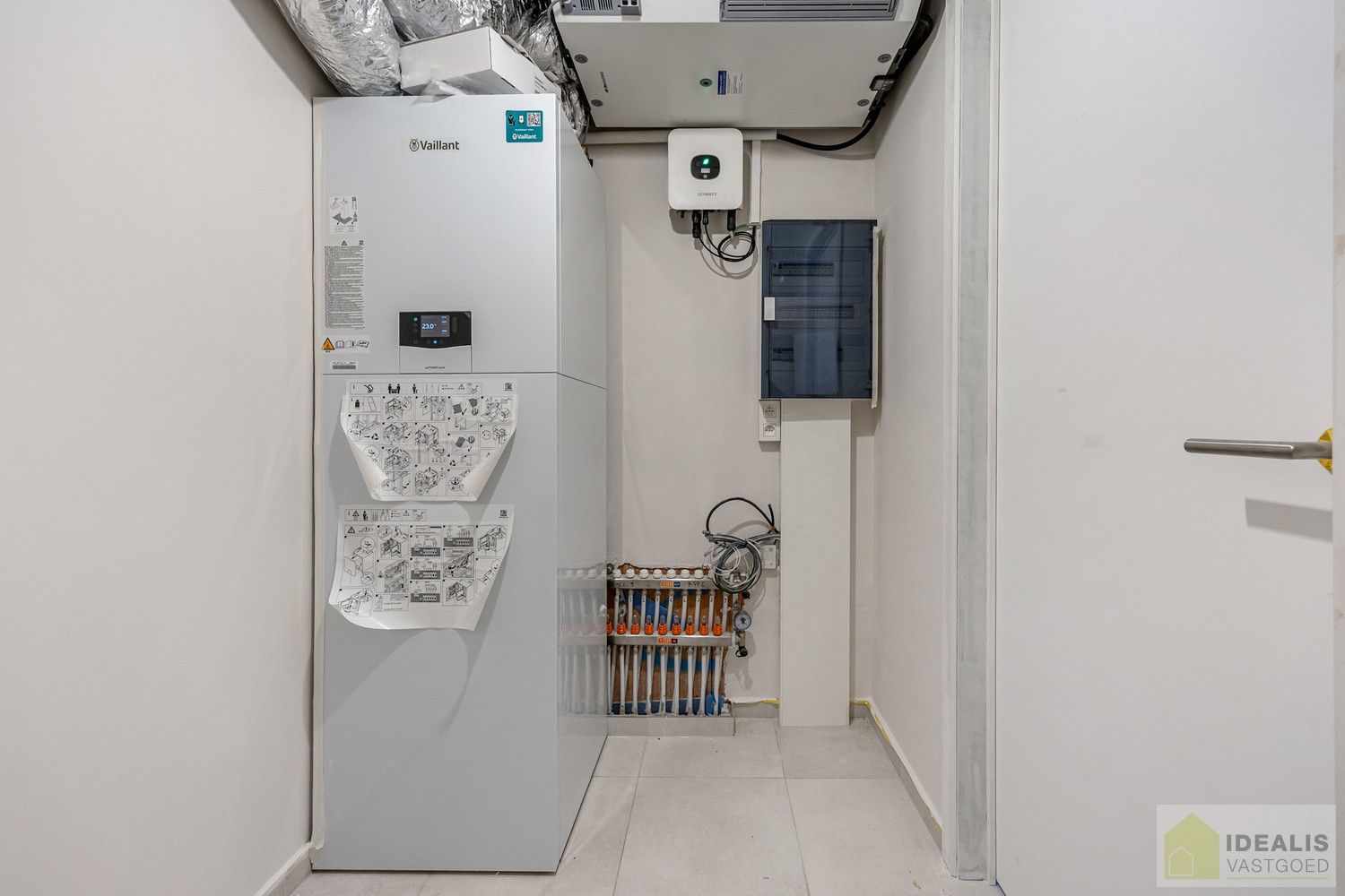 PRACHTIG INSTAPKLAAR NIEUWBOUWAPPARTEMENT MET AUTOSTAANPLAATS EN KELDERBERGING MIDDEN IN HARTJE LOMMEL, EEN AANGENAME LEEFRUIMTE MET OPEN KEUKEN EN AANSLUITEND AAN TERRAS, BERGRUIMTE, 2SLAAPKAMERS EN RUIME BADKAMER. foto 13