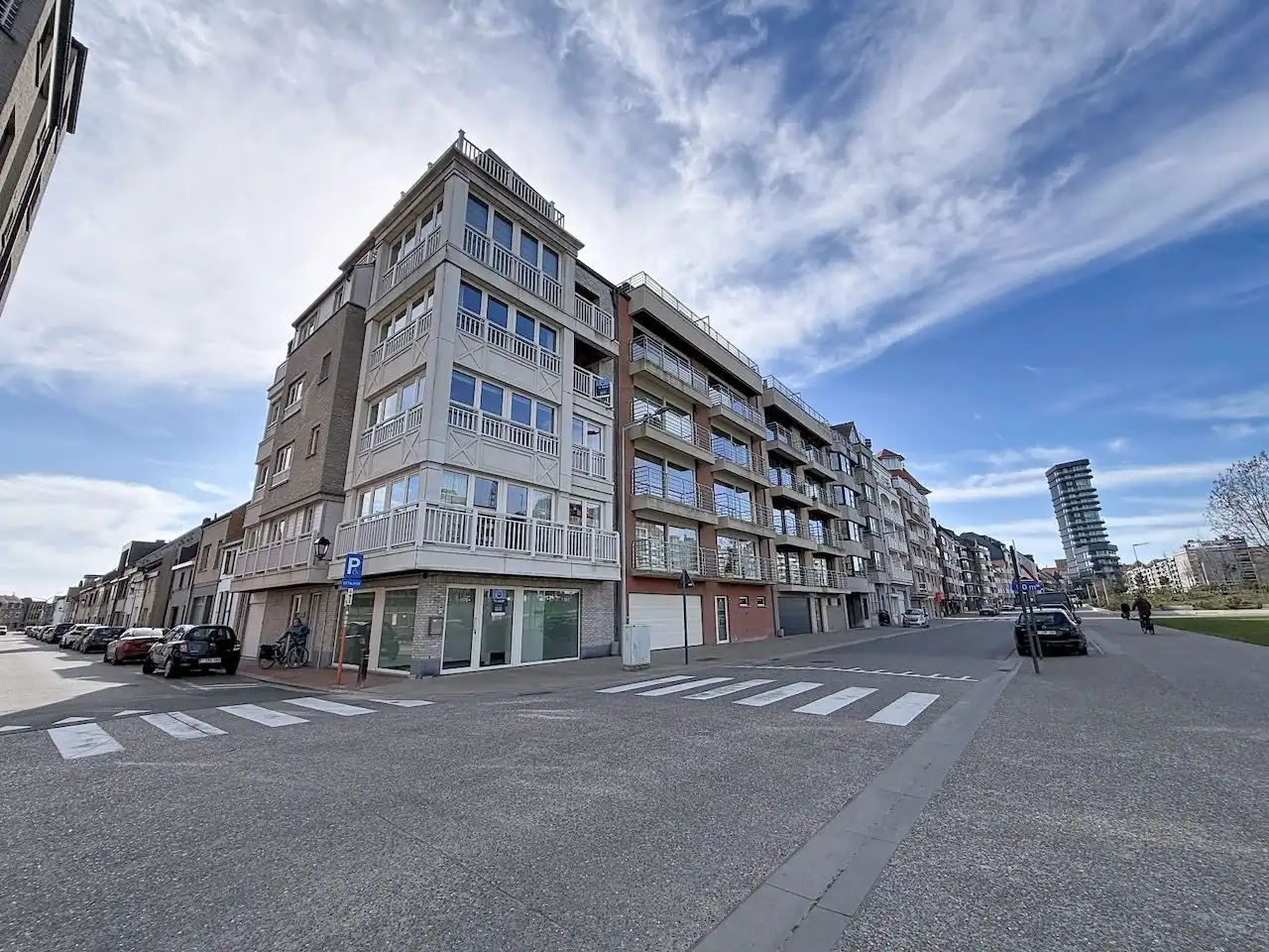 Praktijkruimte in standingvolle residentie ter hoogte van de Knokkestraat te Heist. foto {{pictureIndex}}