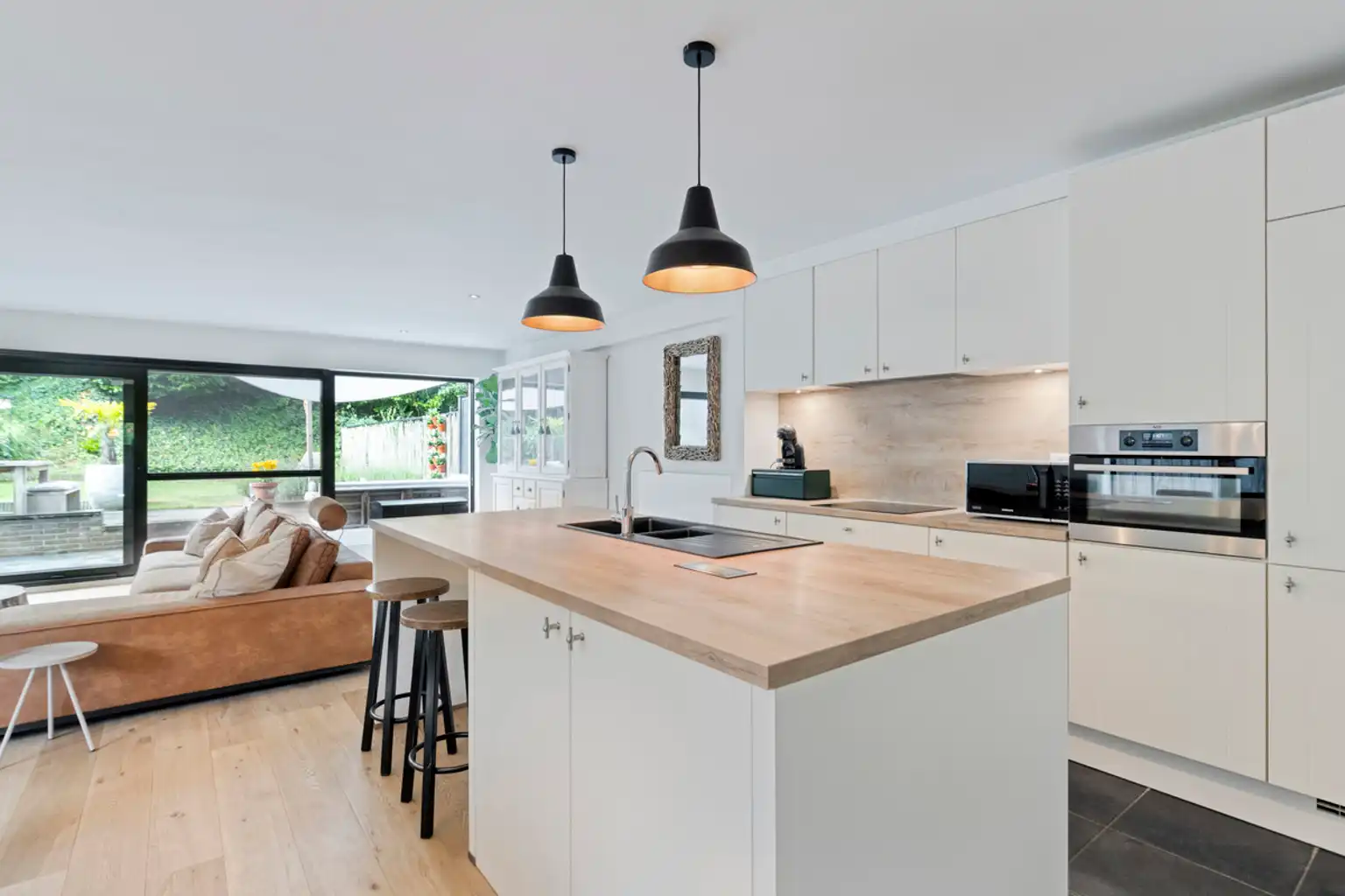 Instapklaar 2-slaapkamerappartement met tuin en garage foto 13