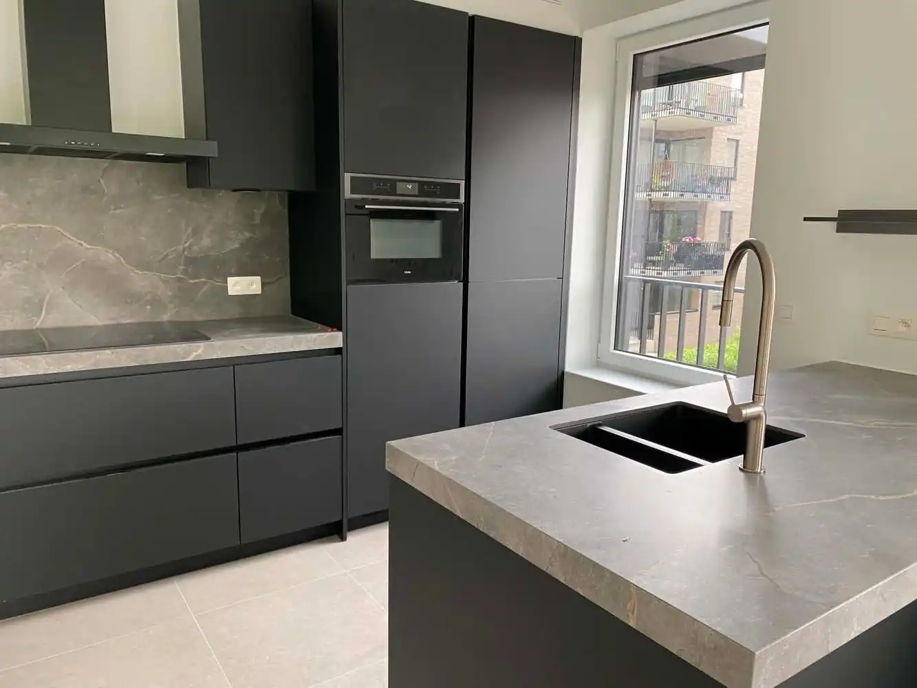 Te huur: volledig instapklaar, energiezuinig en modern appartement met 2 slaapkamers foto {{pictureIndex}}