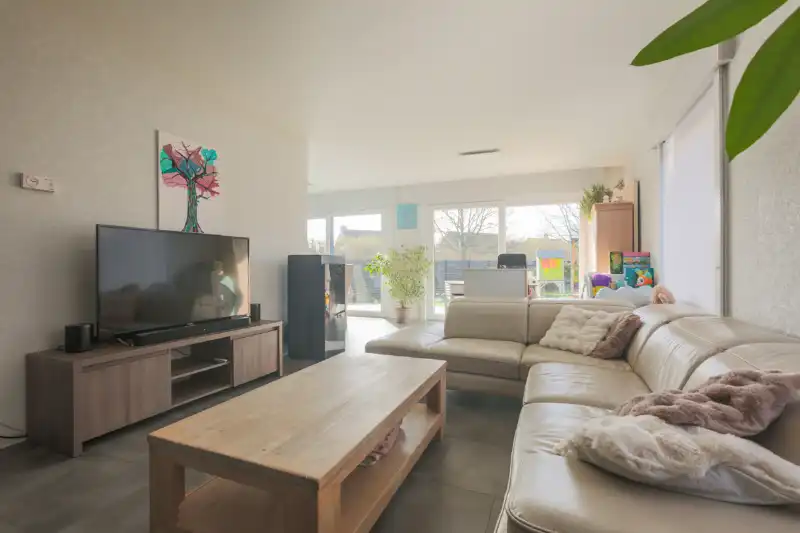 Alleenstaande woning met 4 slaapkamers op een residentiële, groene topligging in Lauwe foto 3