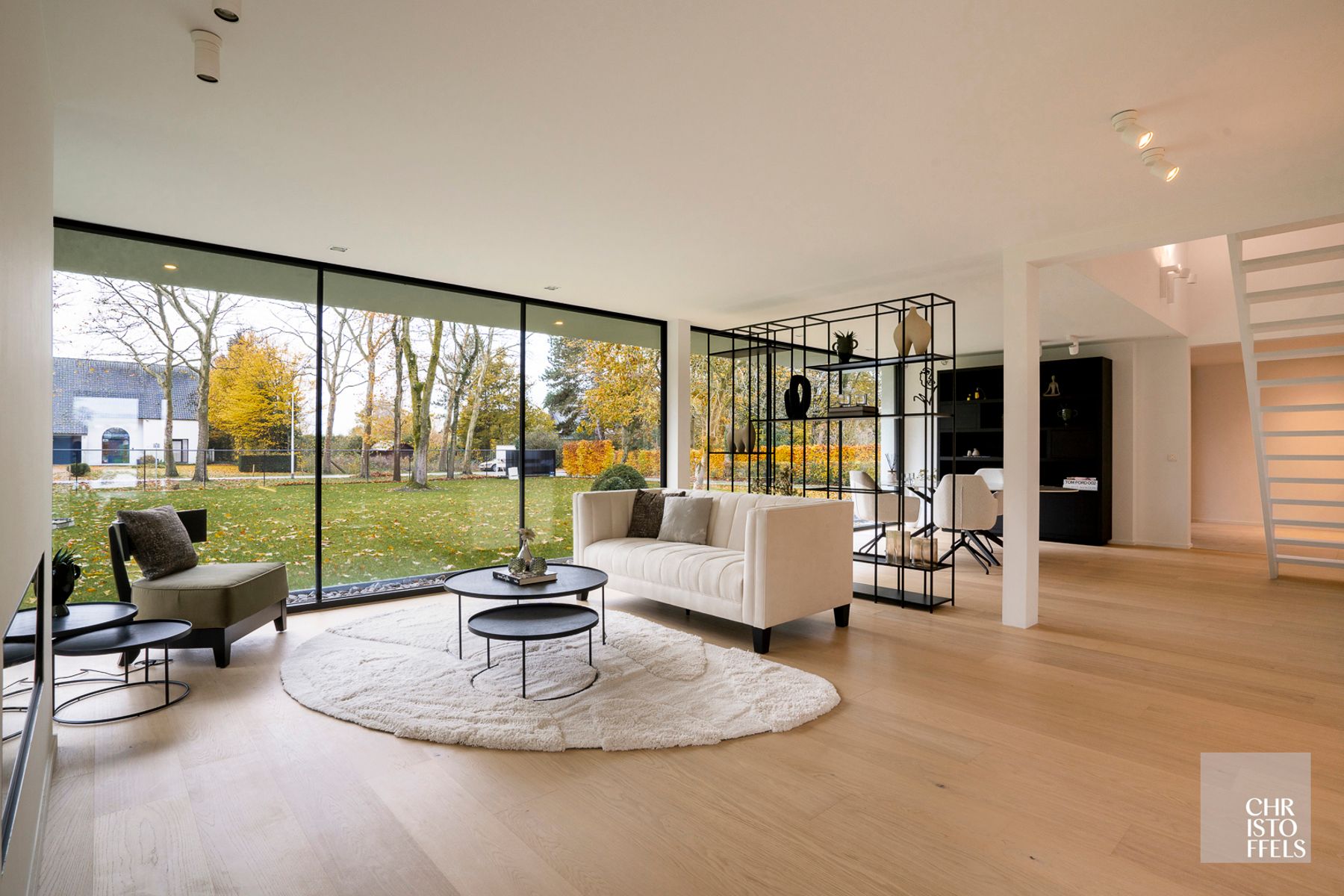 High-end gerenoveerde eigentijdse villa op een perceel van 4.379m² te Hasselt! foto 3