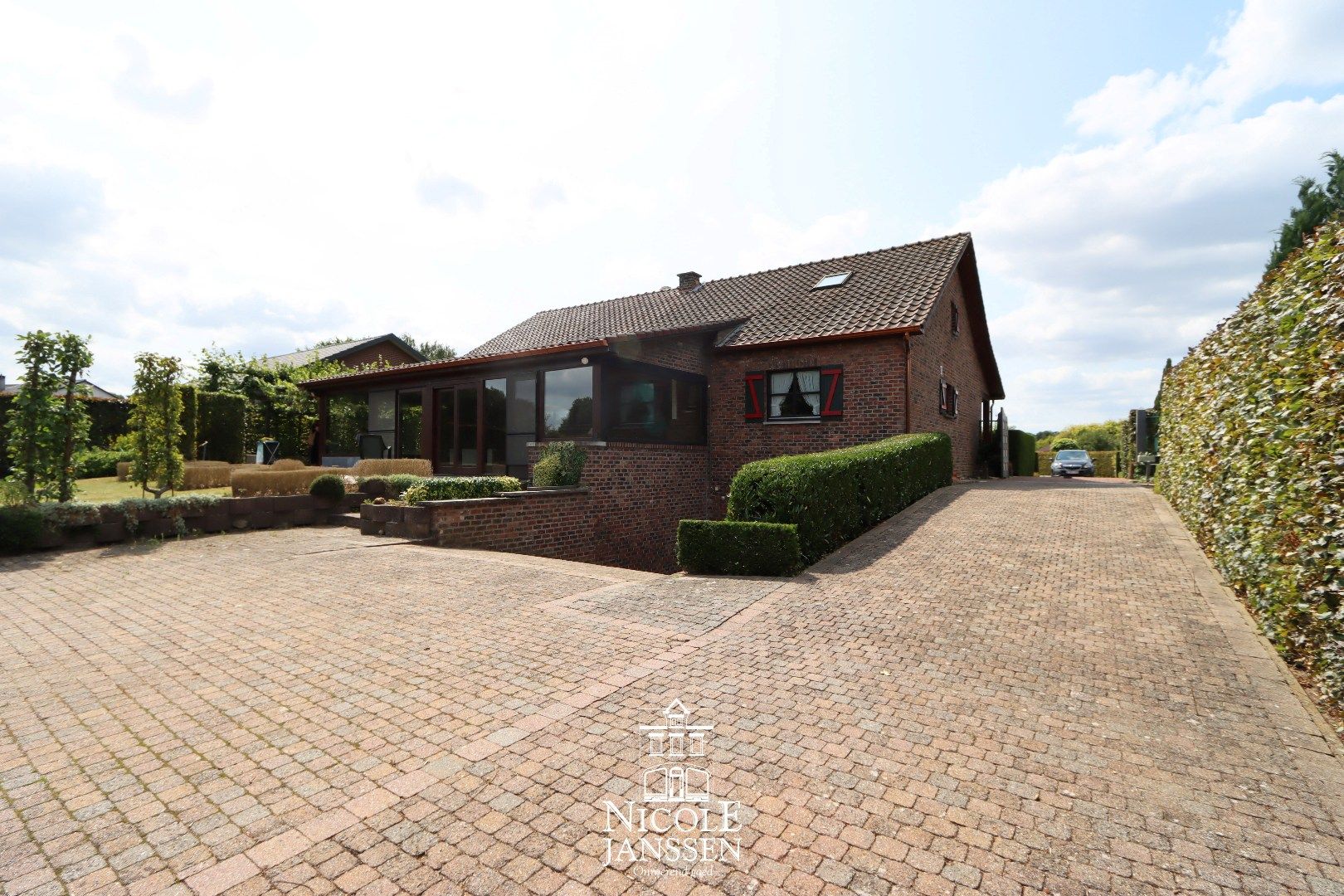 Ruime woning met grote kelder  foto 2