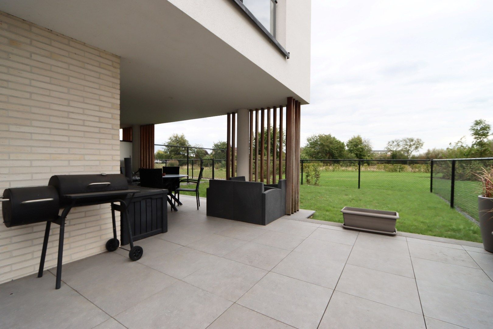 Gelijkvloers appartement met tuintje, terras, autostandplaats en kelderberging in hartje Maaseik  foto 14