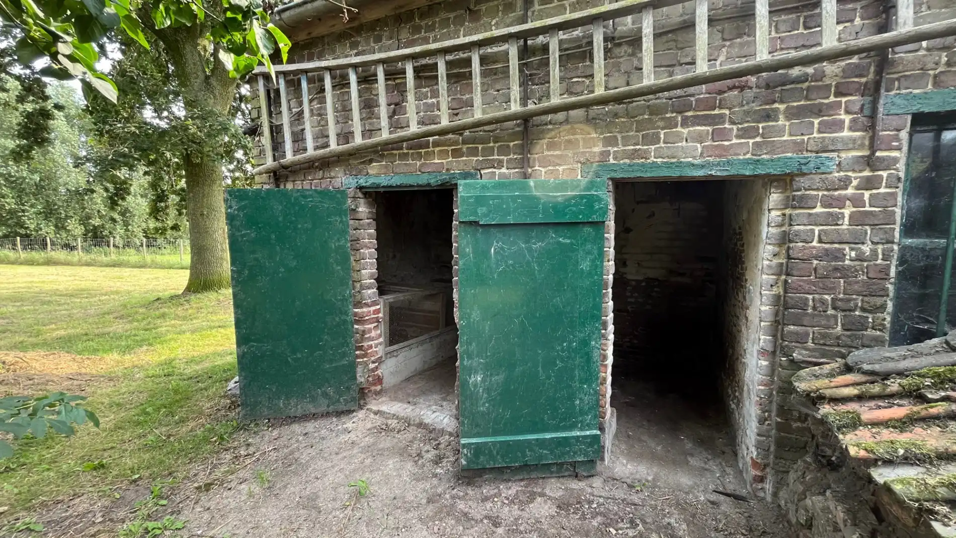 Ruime woning met een grote tuin foto 22