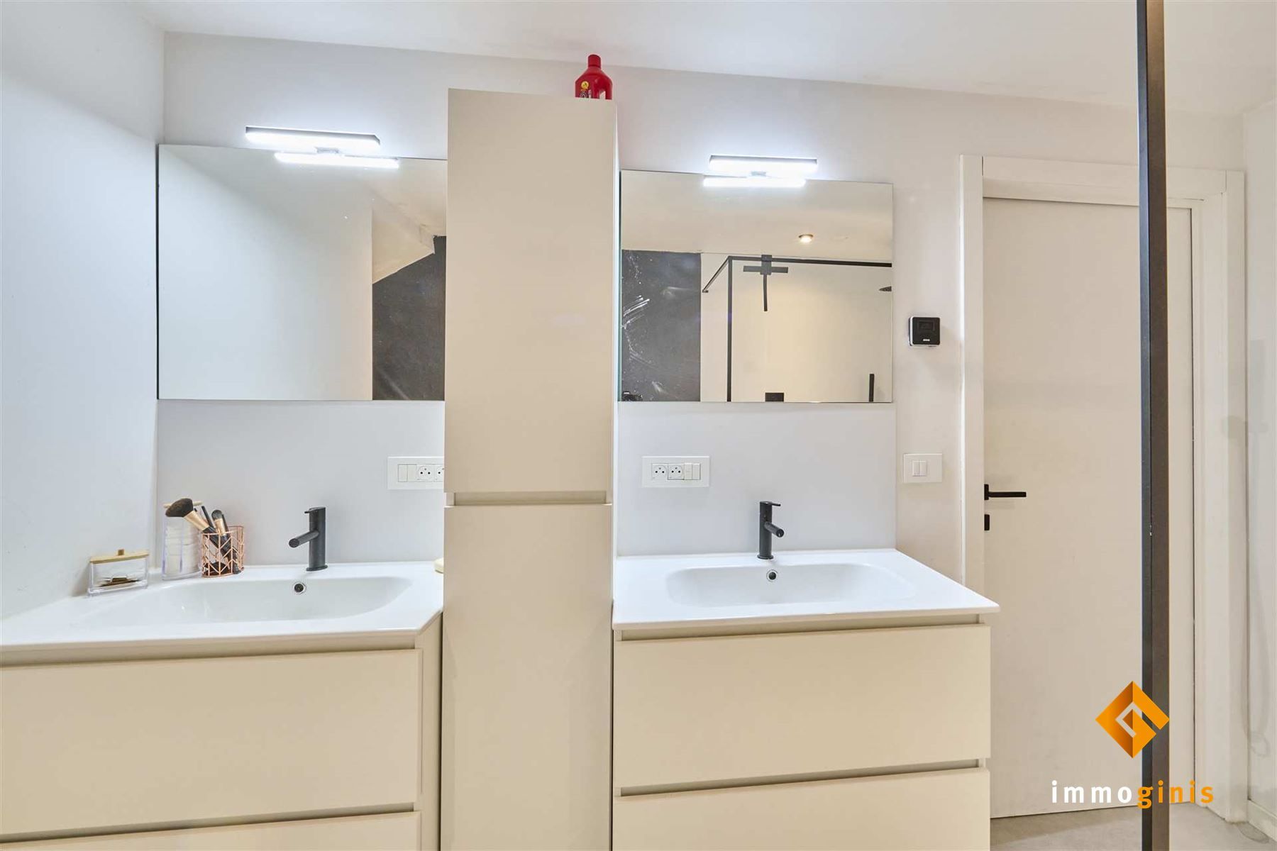 Ruime, gerenoveerde woning met 6 slaapkamers en loods (180m²) op een perceel van 71a44ca. foto 21