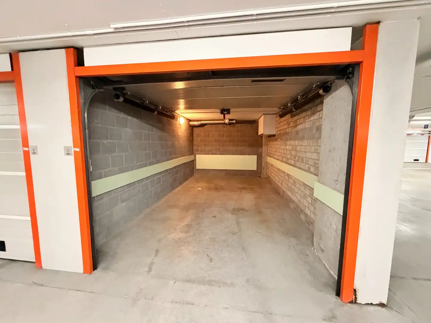 Gesloten garagebox te huur gelegen aan de Minigolf in het Zoute. foto 6
