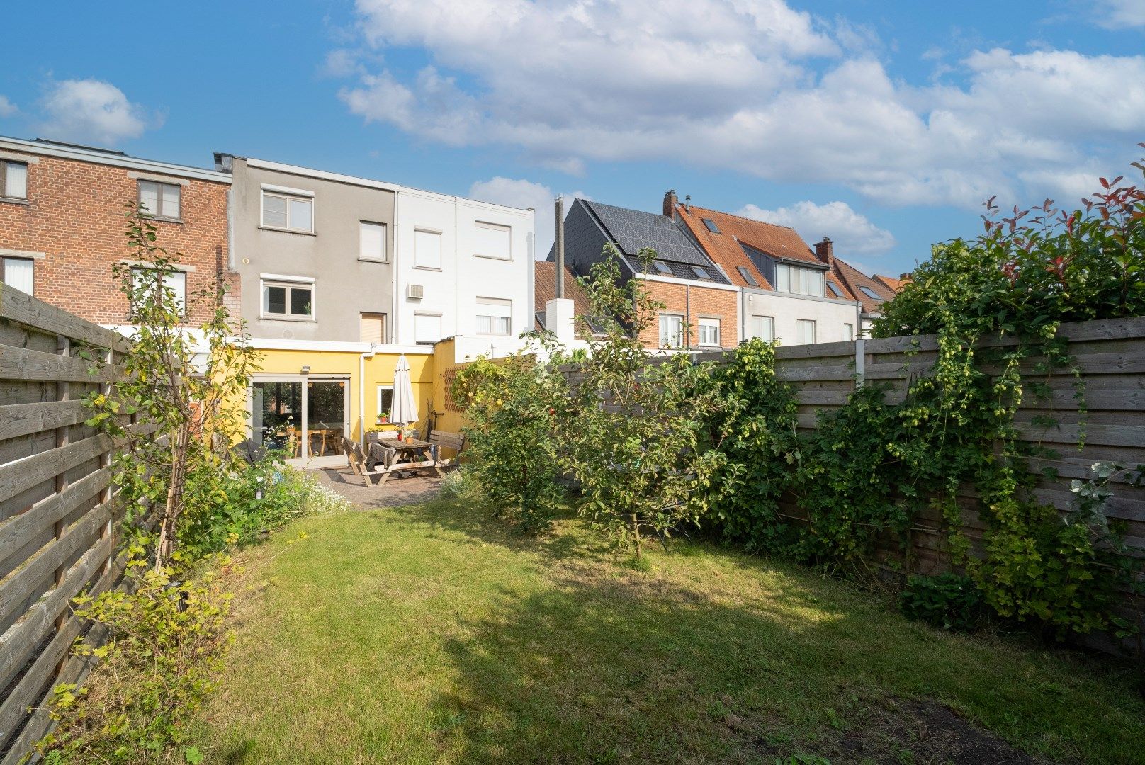 Burgerwoning met drie slaapkamers, garage en tuin foto 9