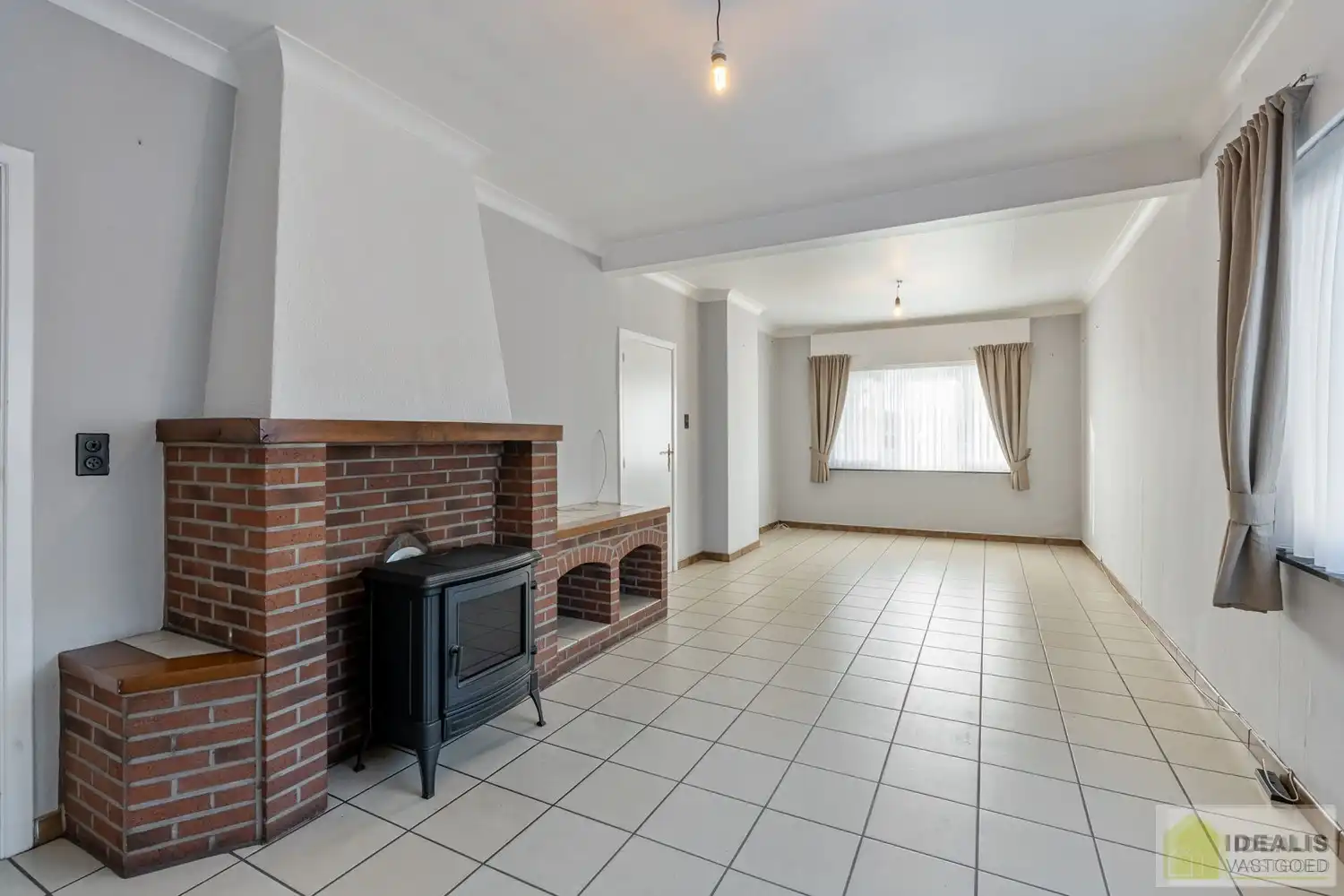 TE RENOVEREN WONING NABIJ HET CENTRUM VAN WIJCHMAAL, PEER OP EEN PERCEEL VAN  MAAR LIEFST 12A 5CA – DE WONING OMVAT EEN OPEN LEEFRUIMTE MET VEEL LICHTINVAL, KEUKEN MET AANSLUITEND EETKAMER, 3 SLAAPKAMERS, BADKAMER, VERANDA EN TWEE RUIME OPSLAGRUIMTES/WERKPLAATSEN – Een praktisch ingedeelde woning op een ruim perceel nabij het centrum van Peer! Dé perfecte zet voor zij die op zoek zijn naar een te renoveren woning met veel mogelijkheden op een rustige locatie in Wijchmaal, Peer! foto 4