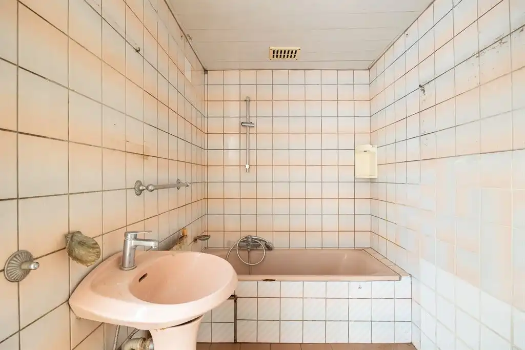 Te renoveren woning met grote tuin foto 10