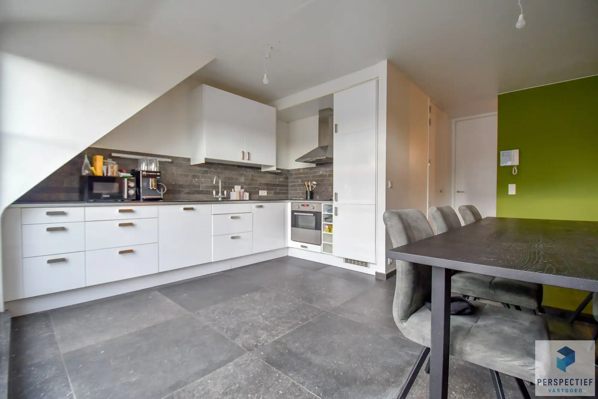 BEZOEKMOMENT WOENSDAG 26/08 VAN 17U TOT 18U30 | Ruim en modern woonappartement (bouwjaar 2020) met 2 slaapkamers en terras. foto 9