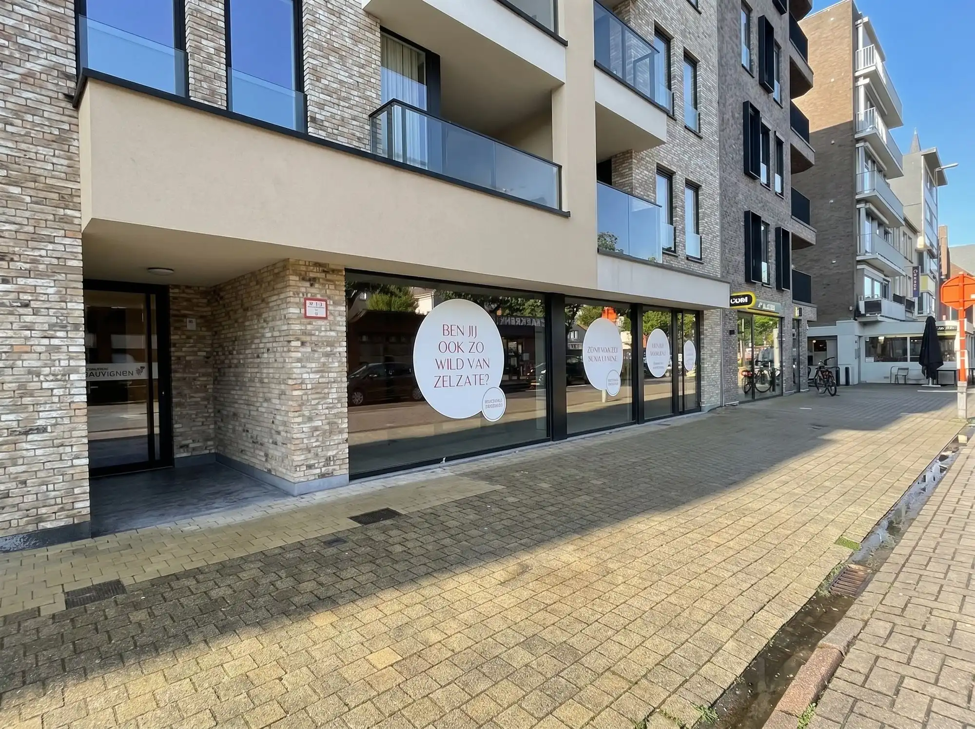 Ultra zichtbaar handelsgelijkvloers van 215m² en 10,5m vitrine op de markt foto 5