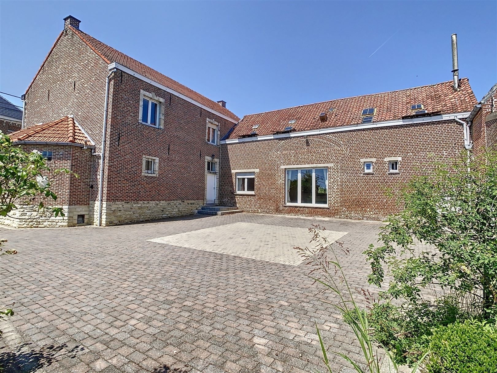 Karaktervolle vrijstaande woning, te renoveren, grote schuur, opp 15a 37ca foto 3