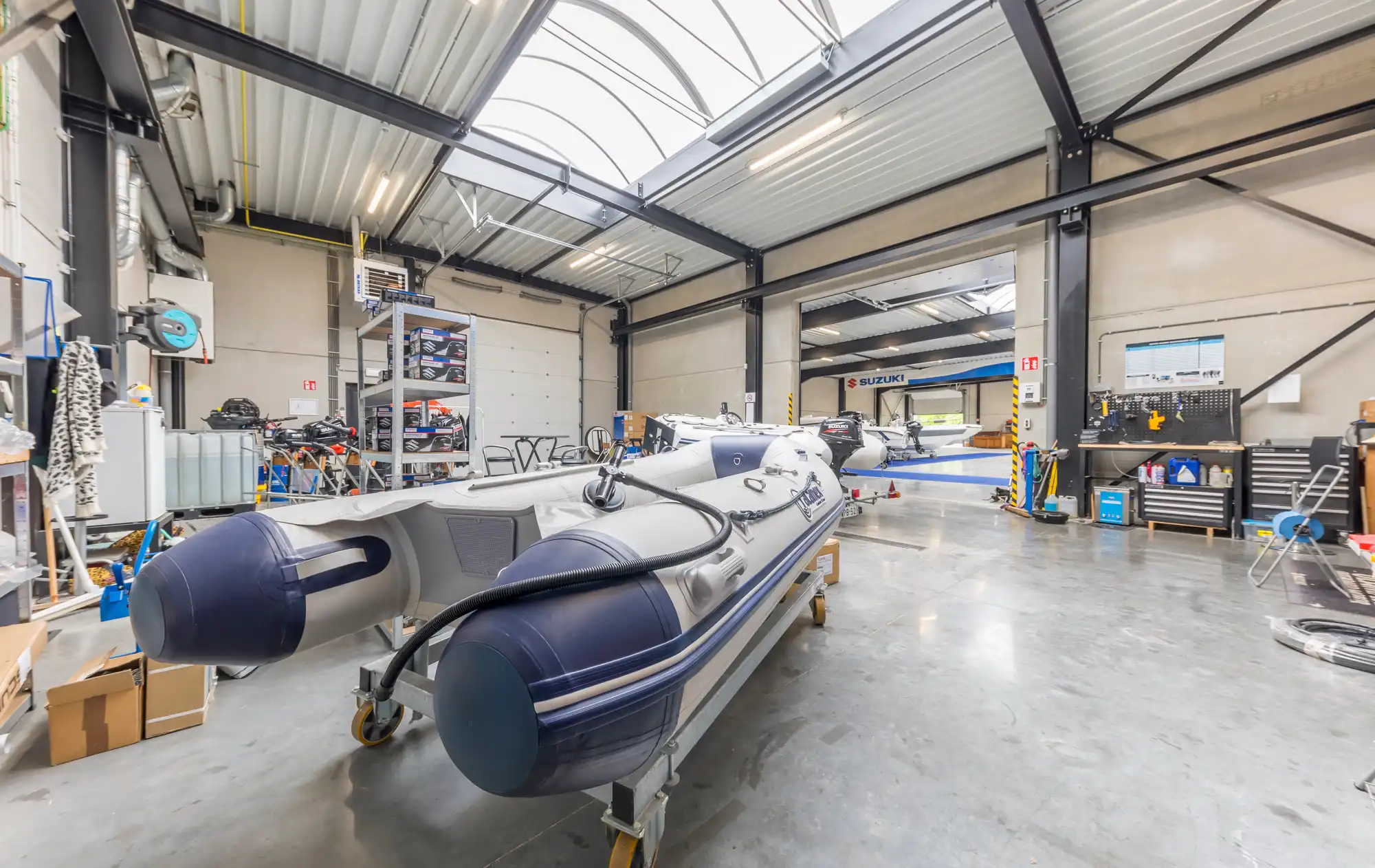 TE HUUR: Recent en hoogwaardig afgewerkt bedrijfs-/kantoorgebouw met showroom, magazijn en ruime parking foto 9