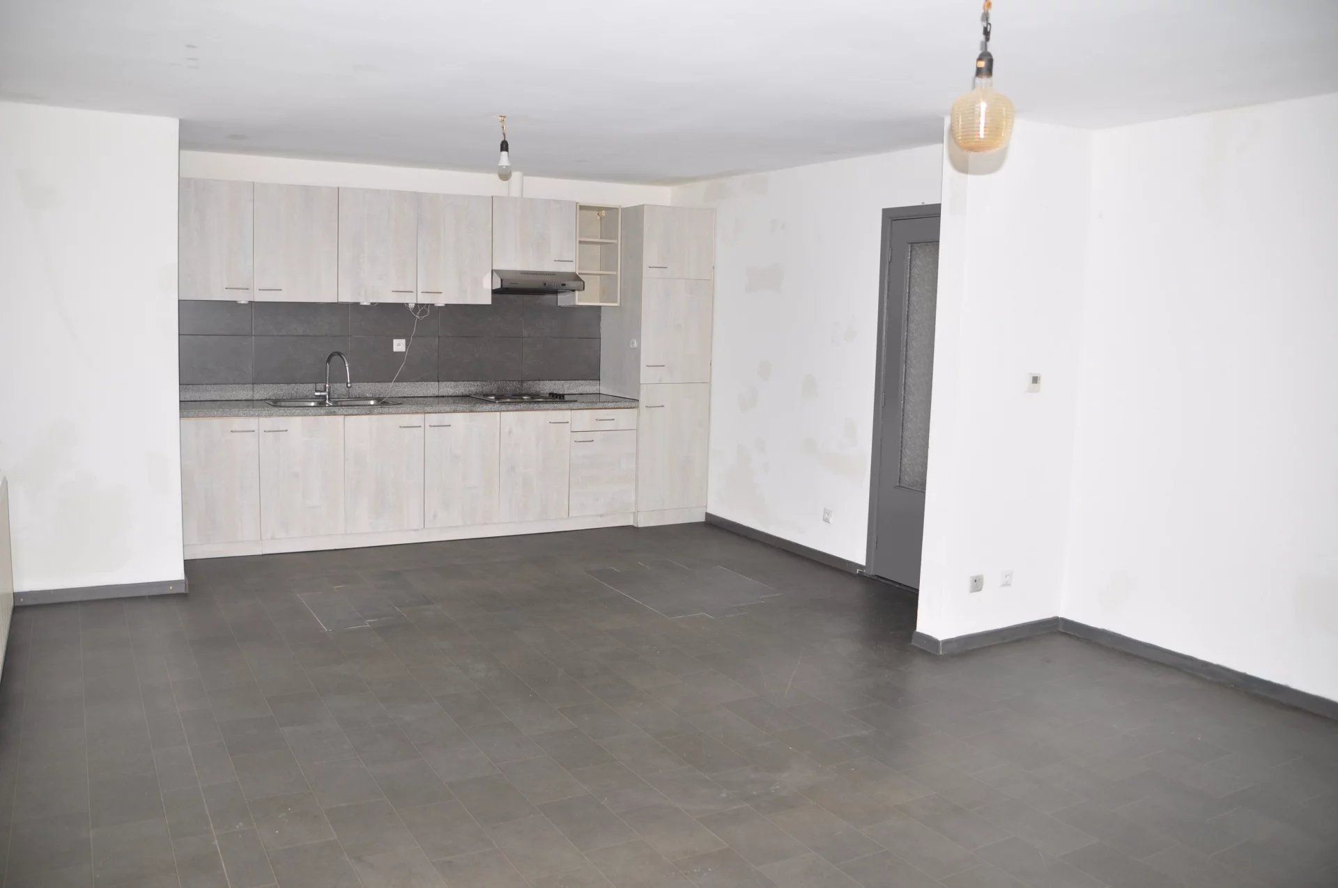 RUSTIG GELEGEN APPARTEMENT VAN 96M² MET RUIM TERRAS IN LANAKEN foto {{pictureIndex}}