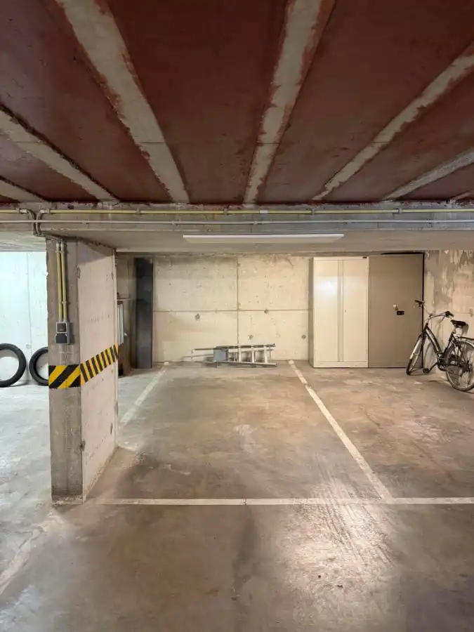 Ondergrondse parking nabij het centrum foto {{pictureIndex}}