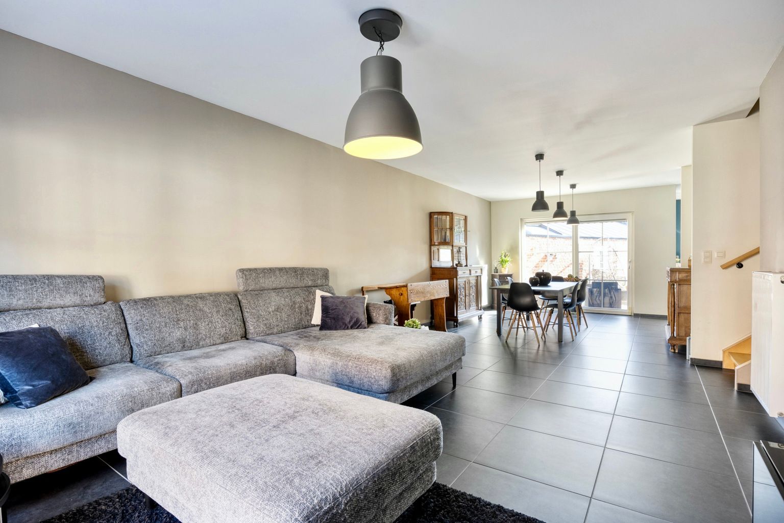  Instapklare recente woning met tuintje en carport foto 4