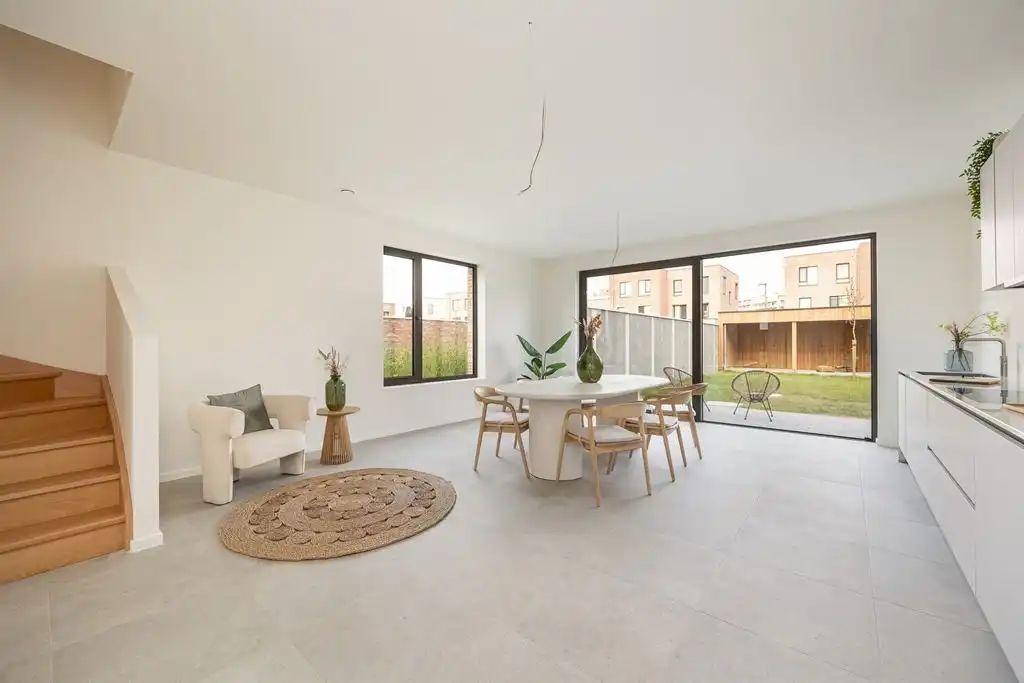 Nieuwbouwwoning onder registratie op toplocatie foto {{pictureIndex}}