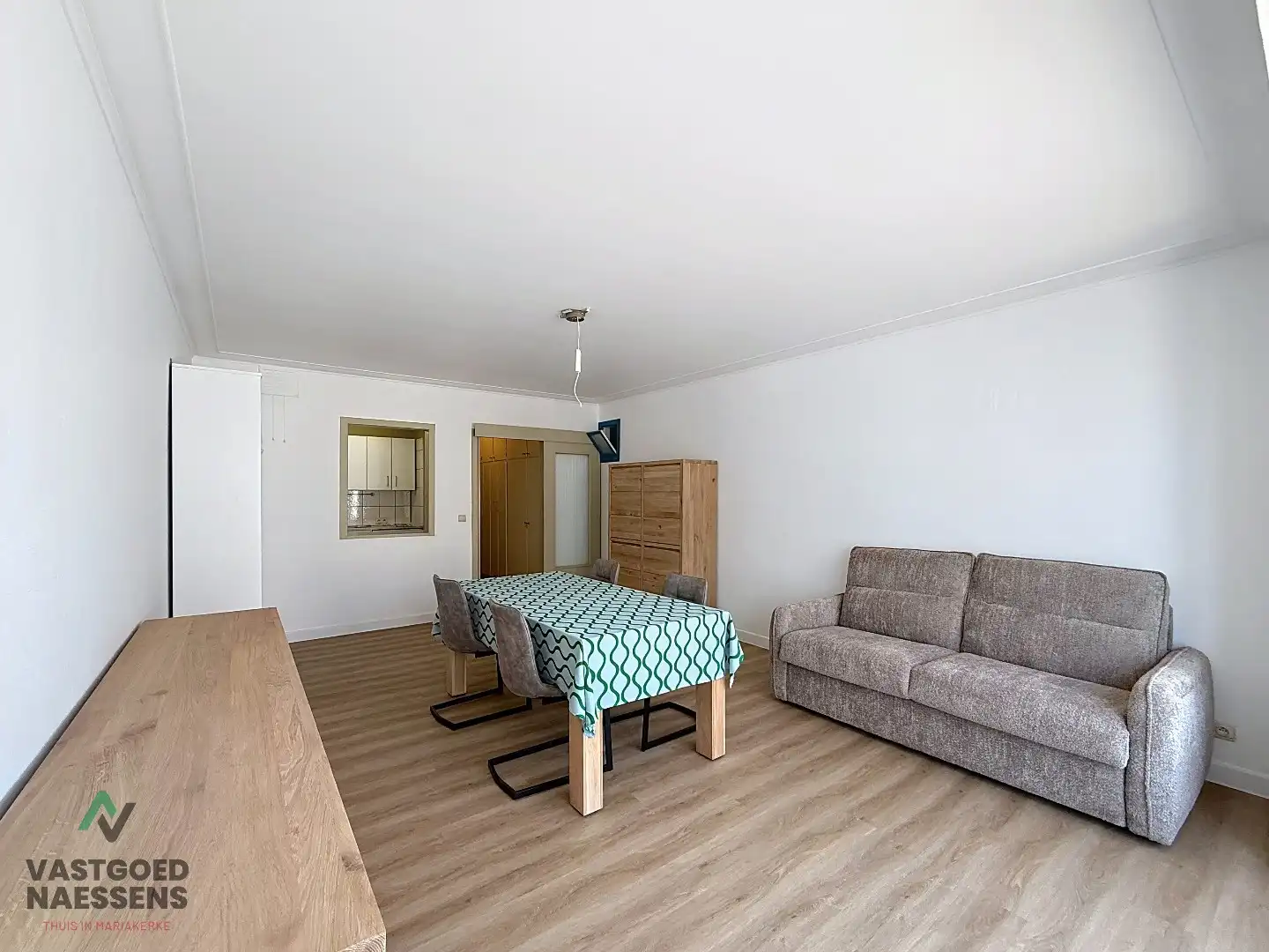 GEMEUBELDE STUDIO MET ZIJDELINGS ZEEZICHT foto 5