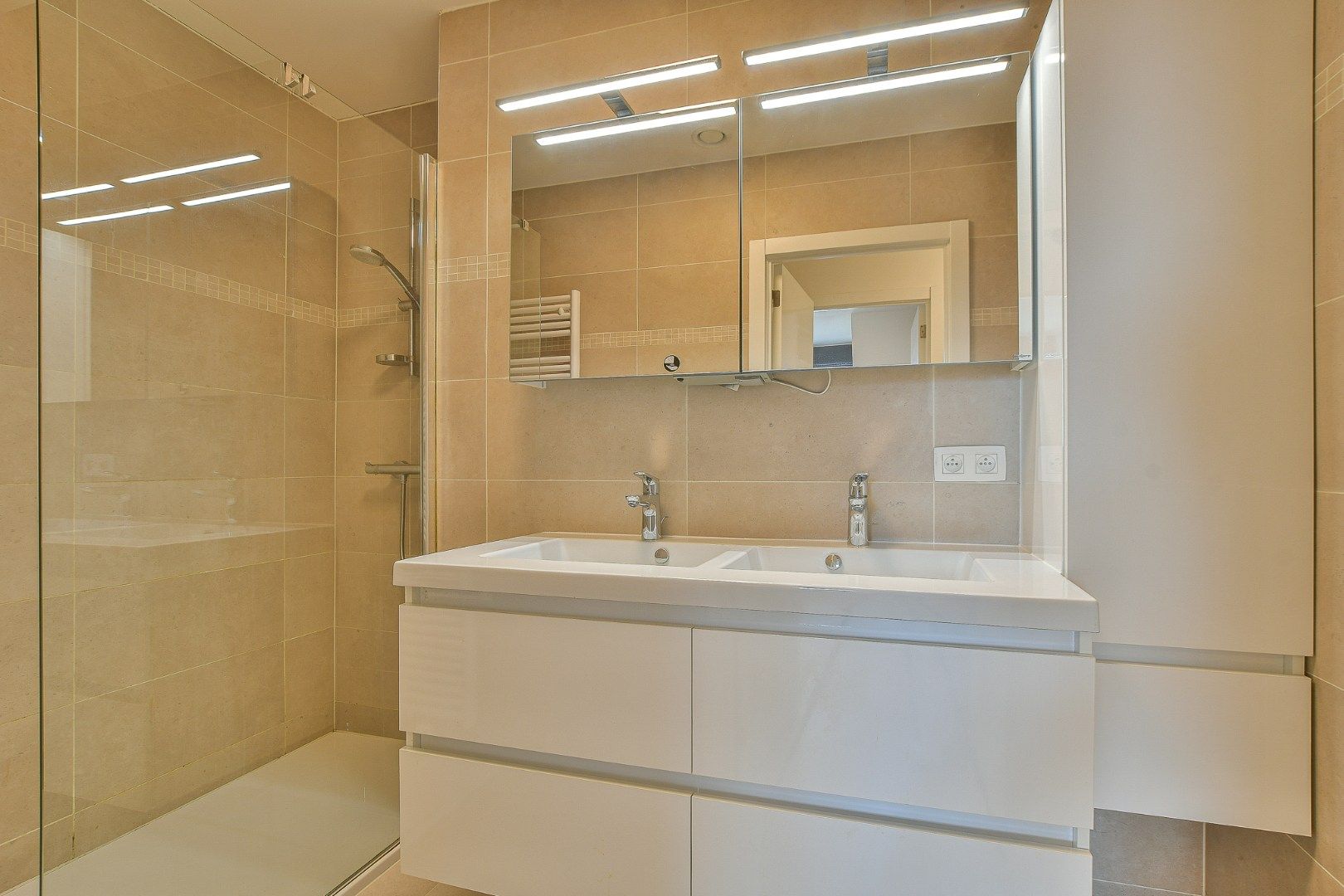 Modern 2-slaapkamerappartement op de derde verdieping met terras nabij duinen en strand, De Haan foto 10