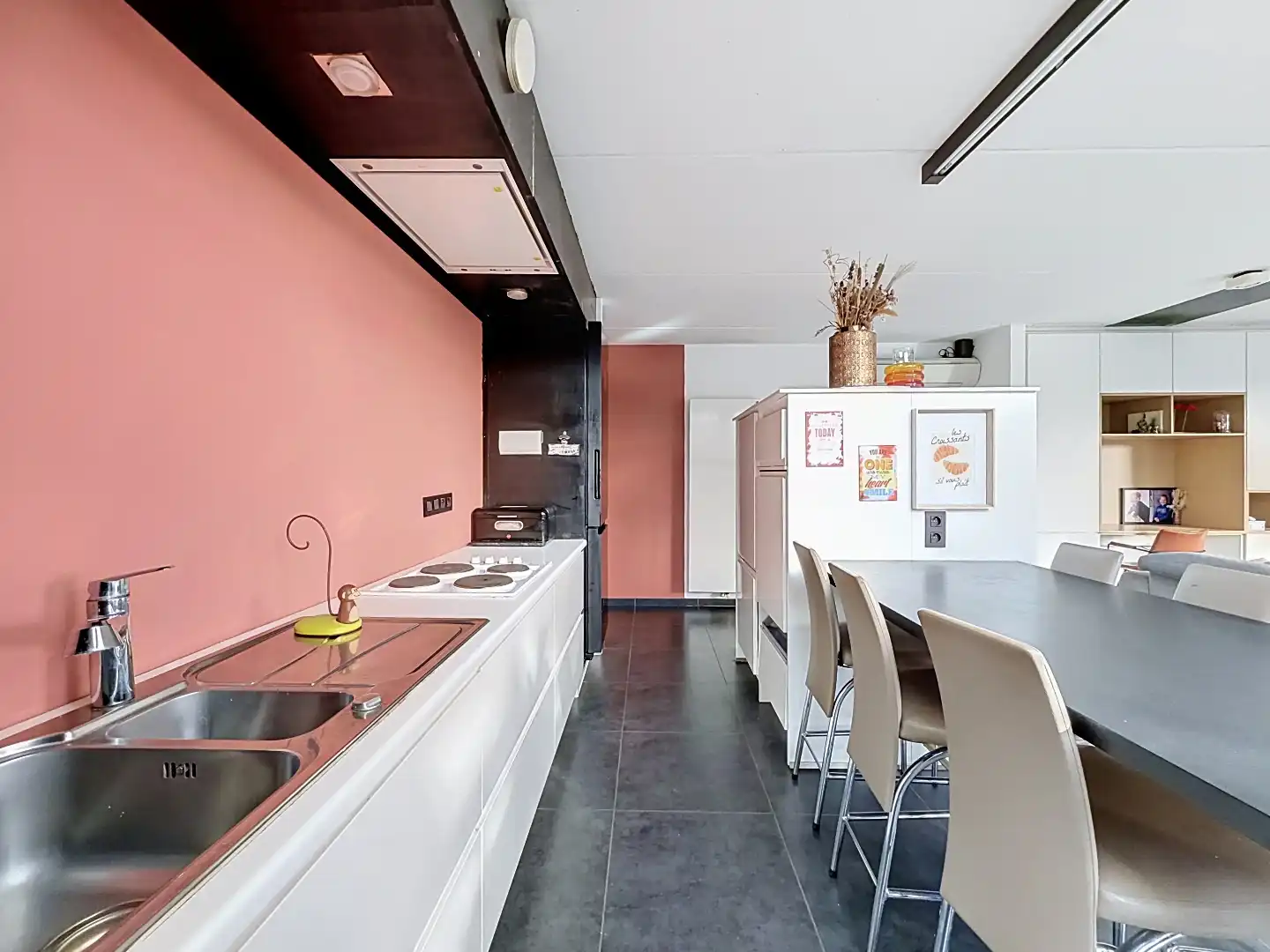 Lichtrijke woning met zwembad op rustige locatie! foto 8