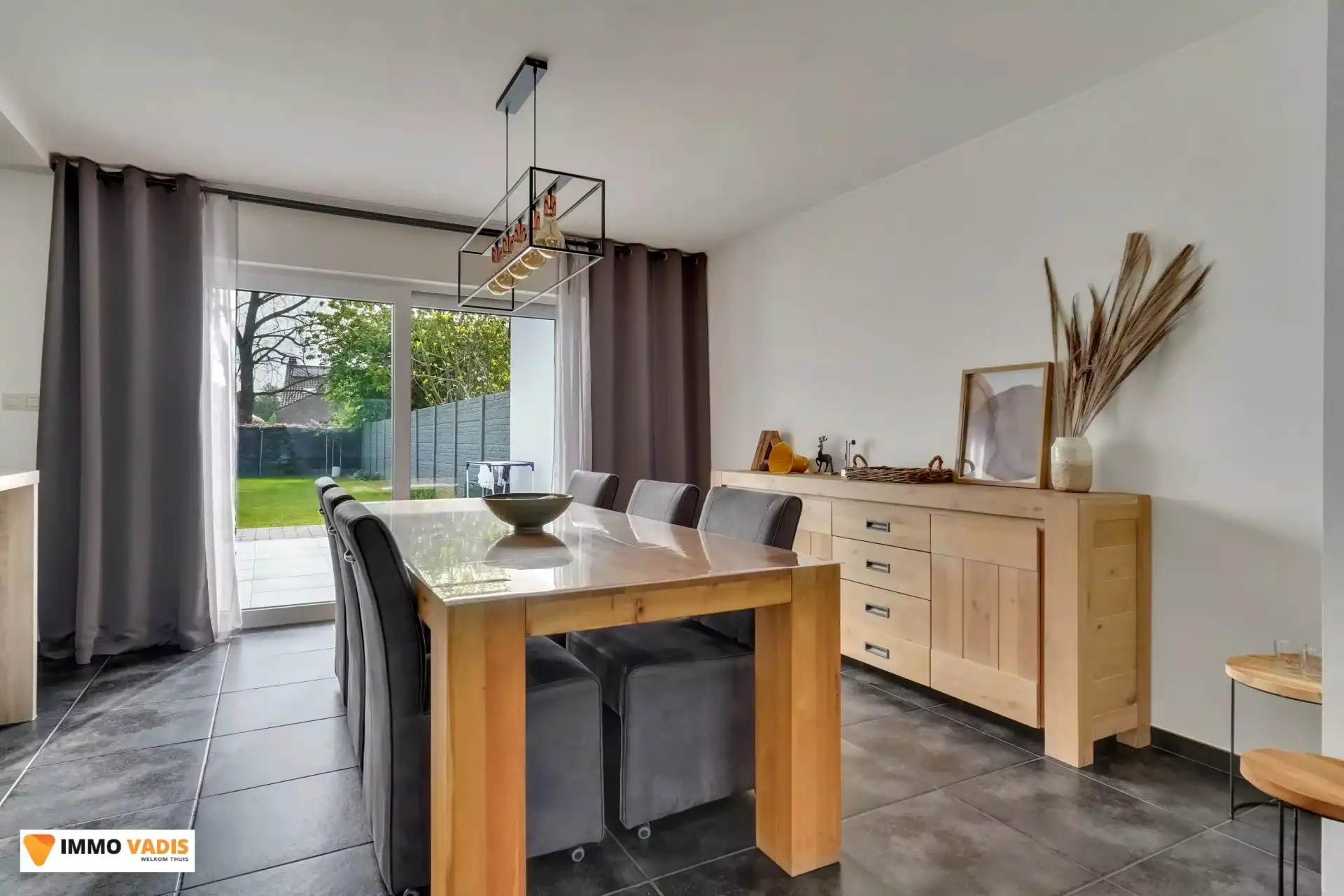 Ruime halfopen bebouwing met drie slaapkamers en tuin foto 3