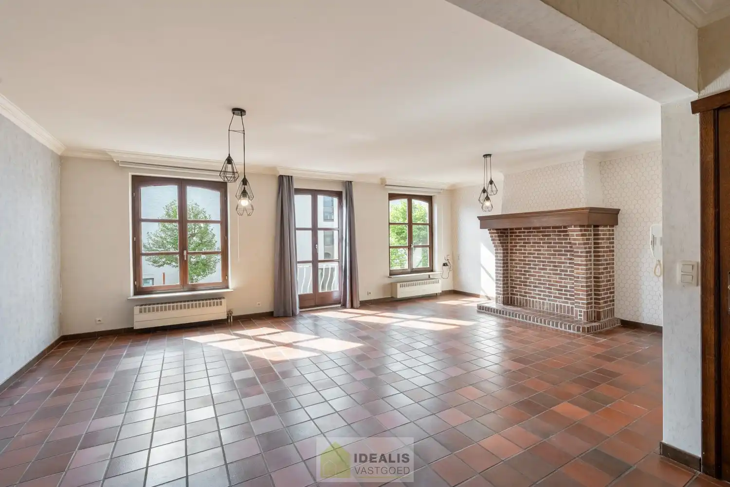 IDEALIS VASTGOED – RUIM APPARTEMENT MET TERRAS VAN CA.35M² EN PRIVATIEVE GARAGE IN HARTJE LOMMEL! Dit ruime appartement met een netto bewoonbare oppervlakte van ca.101m² bevindt zich op de 1e verdieping. Het appartement is vlot bereikbaar via de trappenzaal. Een naar eigen smaak op te frissen, goed ingedeeld en lichtrijk appartement met 2 slaapkamers, ruim terras en privatieve garage met sectionale poort! Zeker het bezoeken waard!! foto {{pictureIndex}}