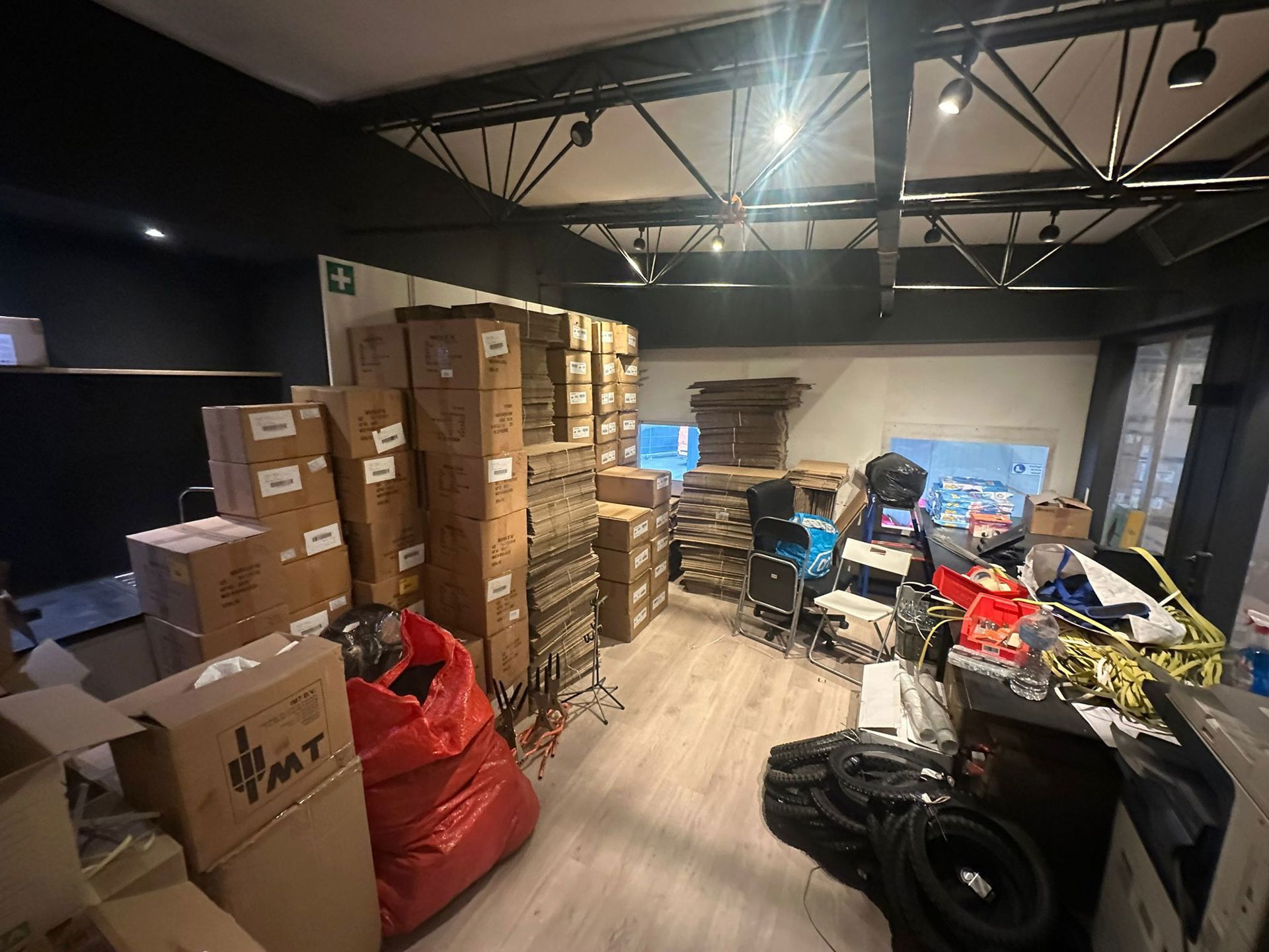 Kmo-unit TE HUUR langs drukke verkeersader Noorderlaan. foto 2