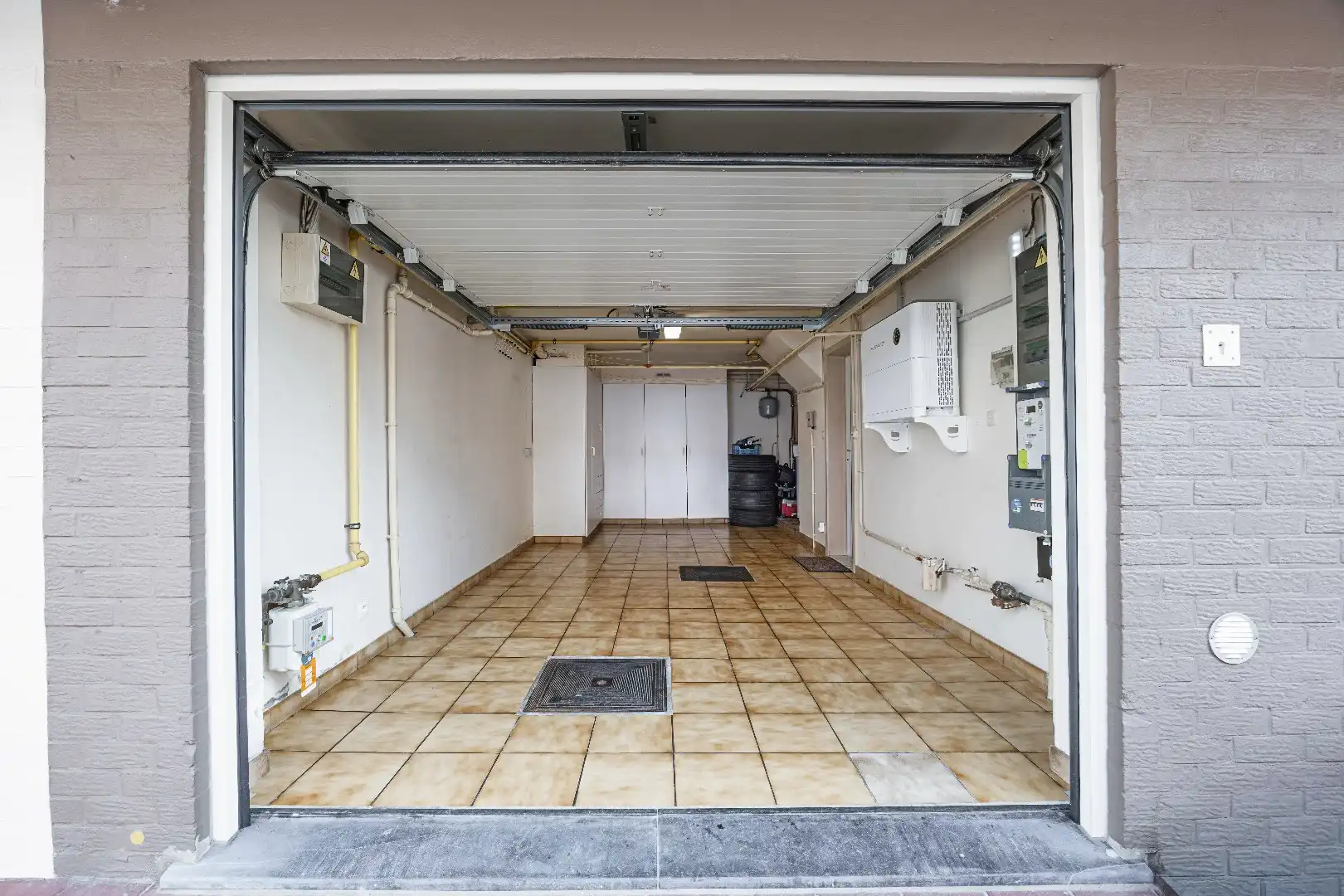 Instapklare, lichtrijke bel-etage woning met ruime garage en terras op centrale ligging foto 2