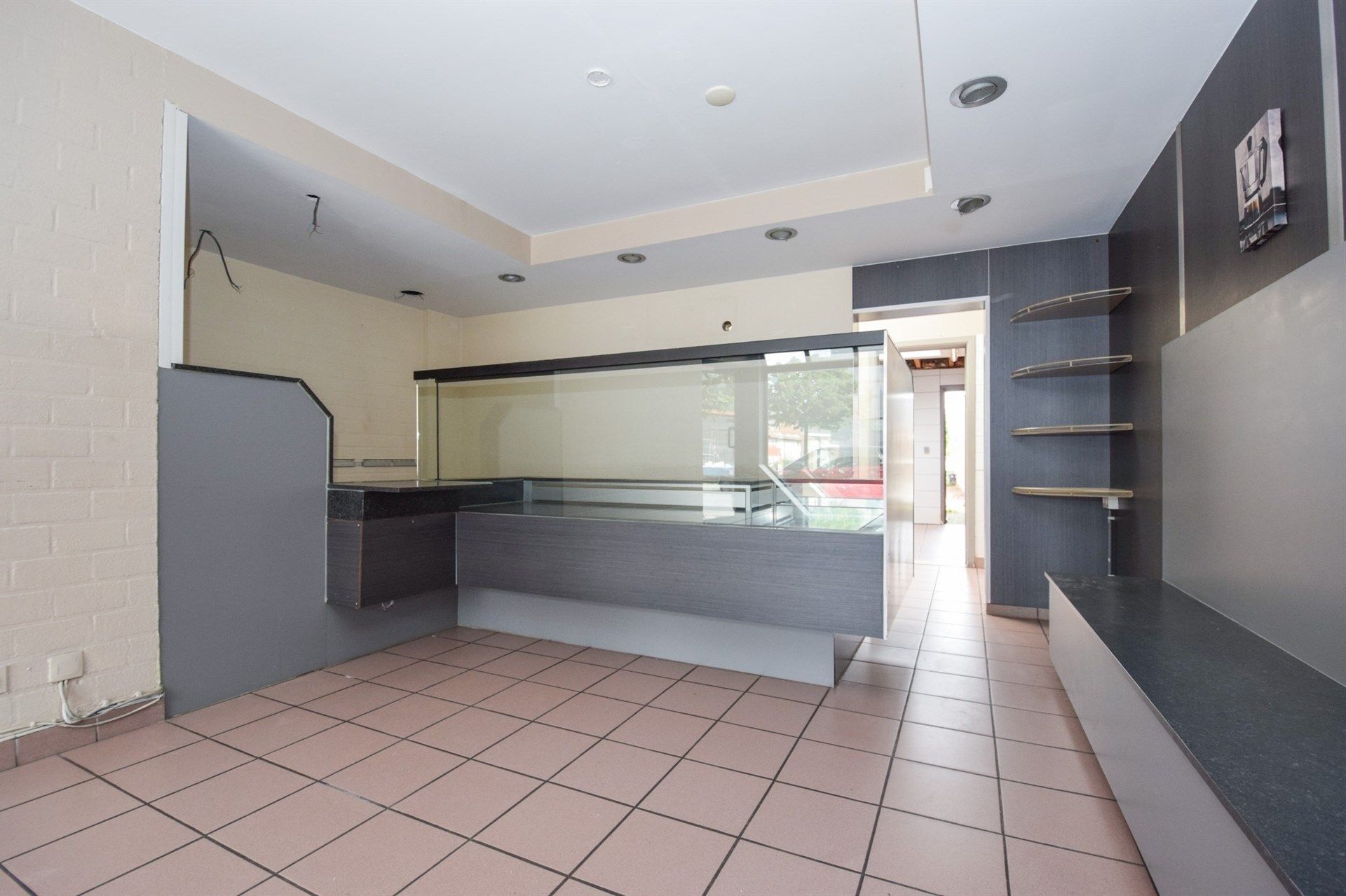 Uitstekend gelegen opbrengsteigendom bestaande uit handelsgelijkvloers + duplex appartement foto 2